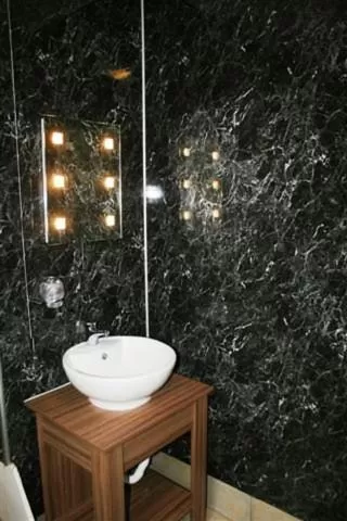 Bathroom in The Pack Horse