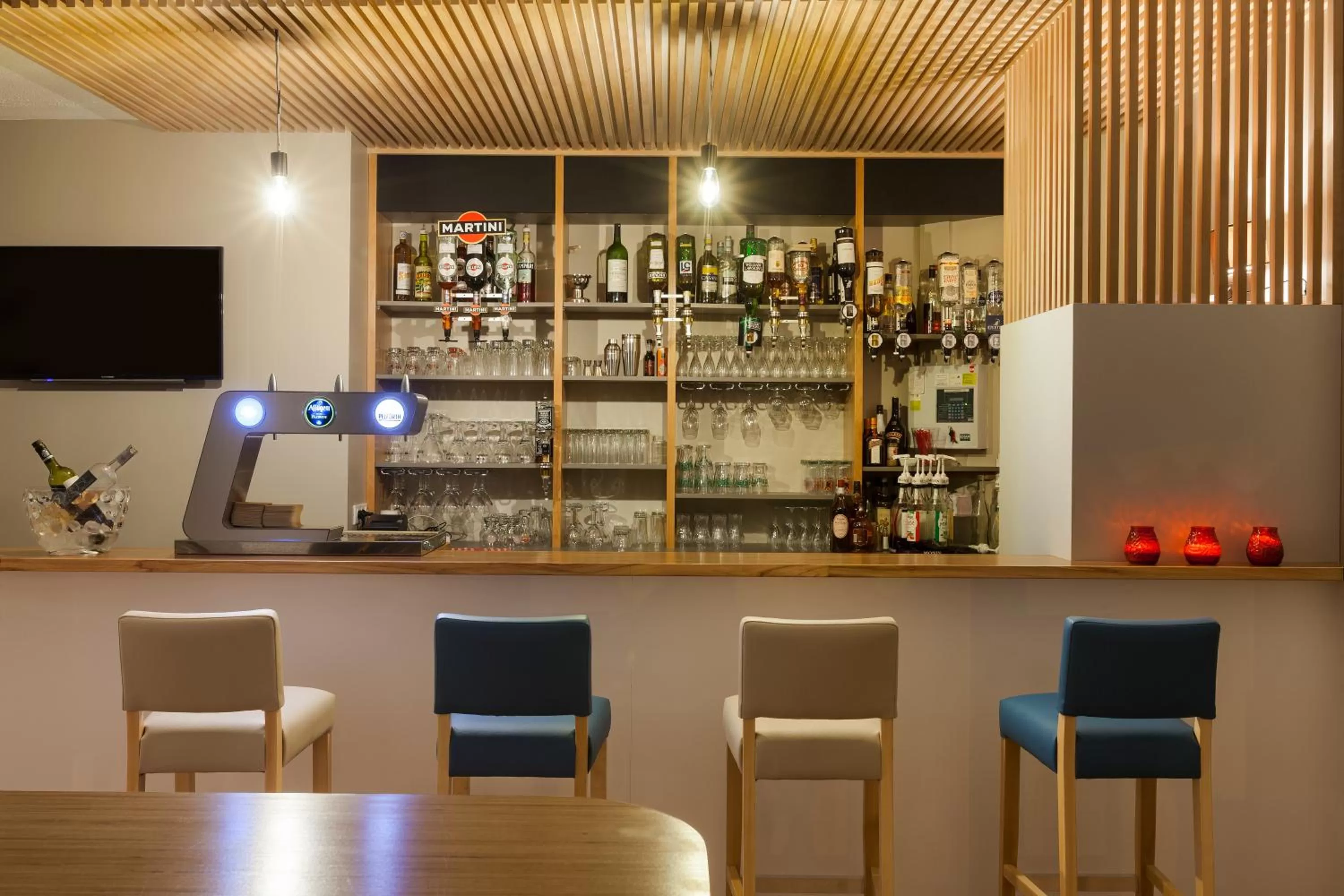 Lounge or bar in The Originals City, Hôtel Limoges Sud Feytiat