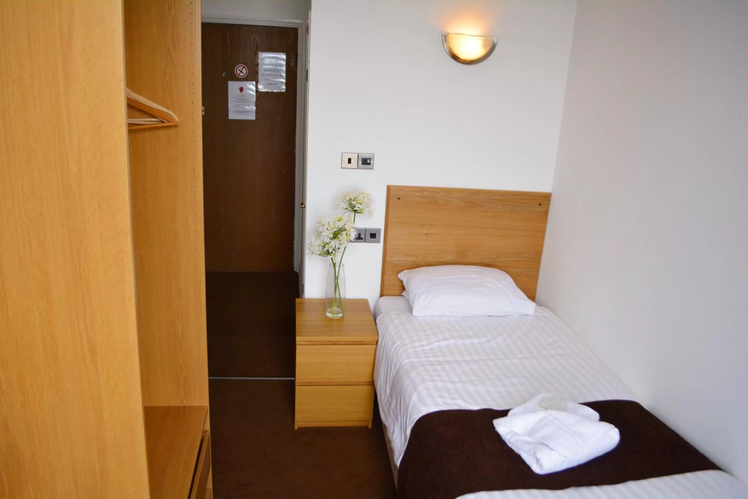 Photo of the whole room, Bed in Four Saints Brig Y Don Hotel