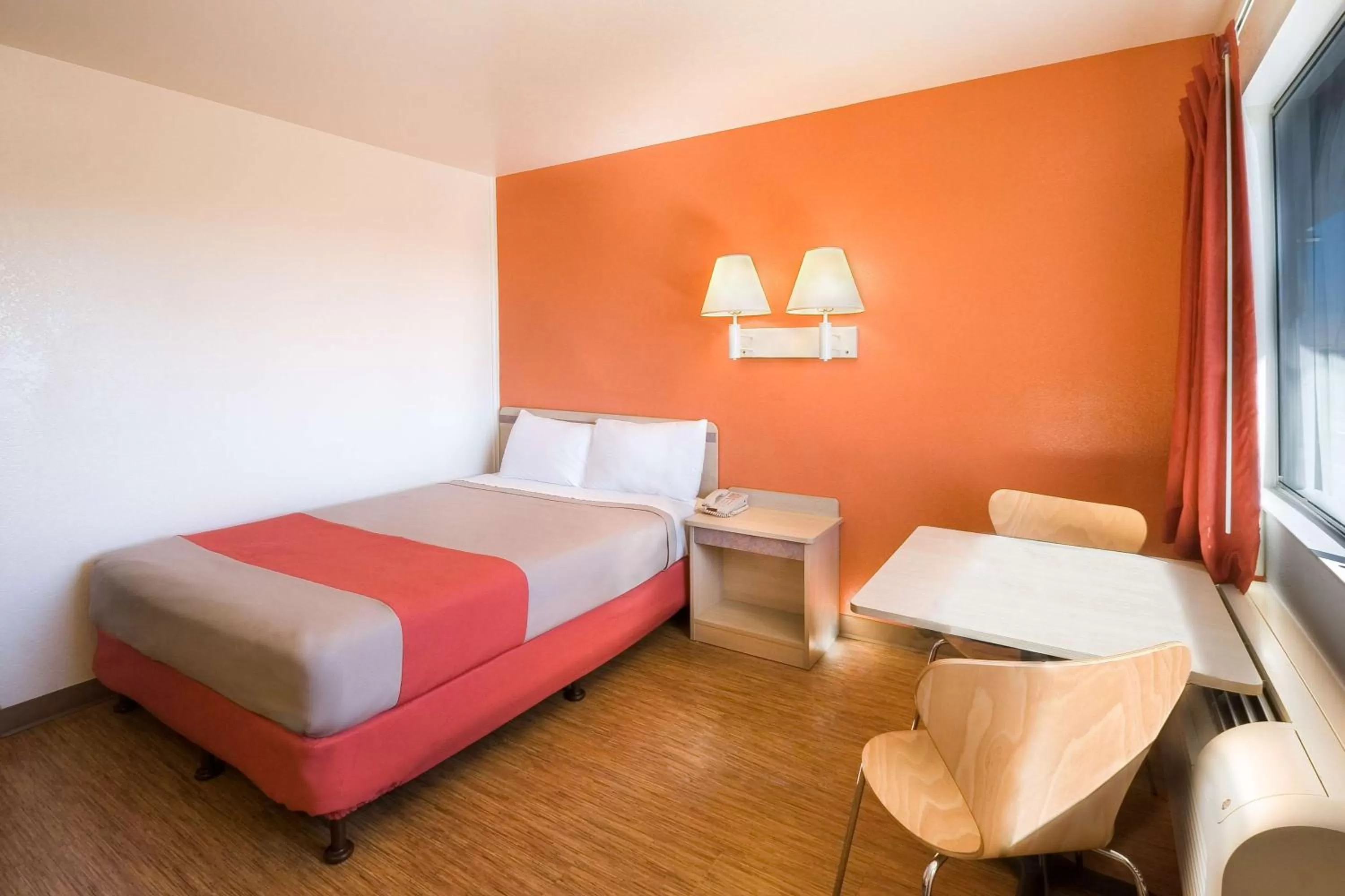 TV and multimedia, Bed in Motel 6-Pendleton, OR