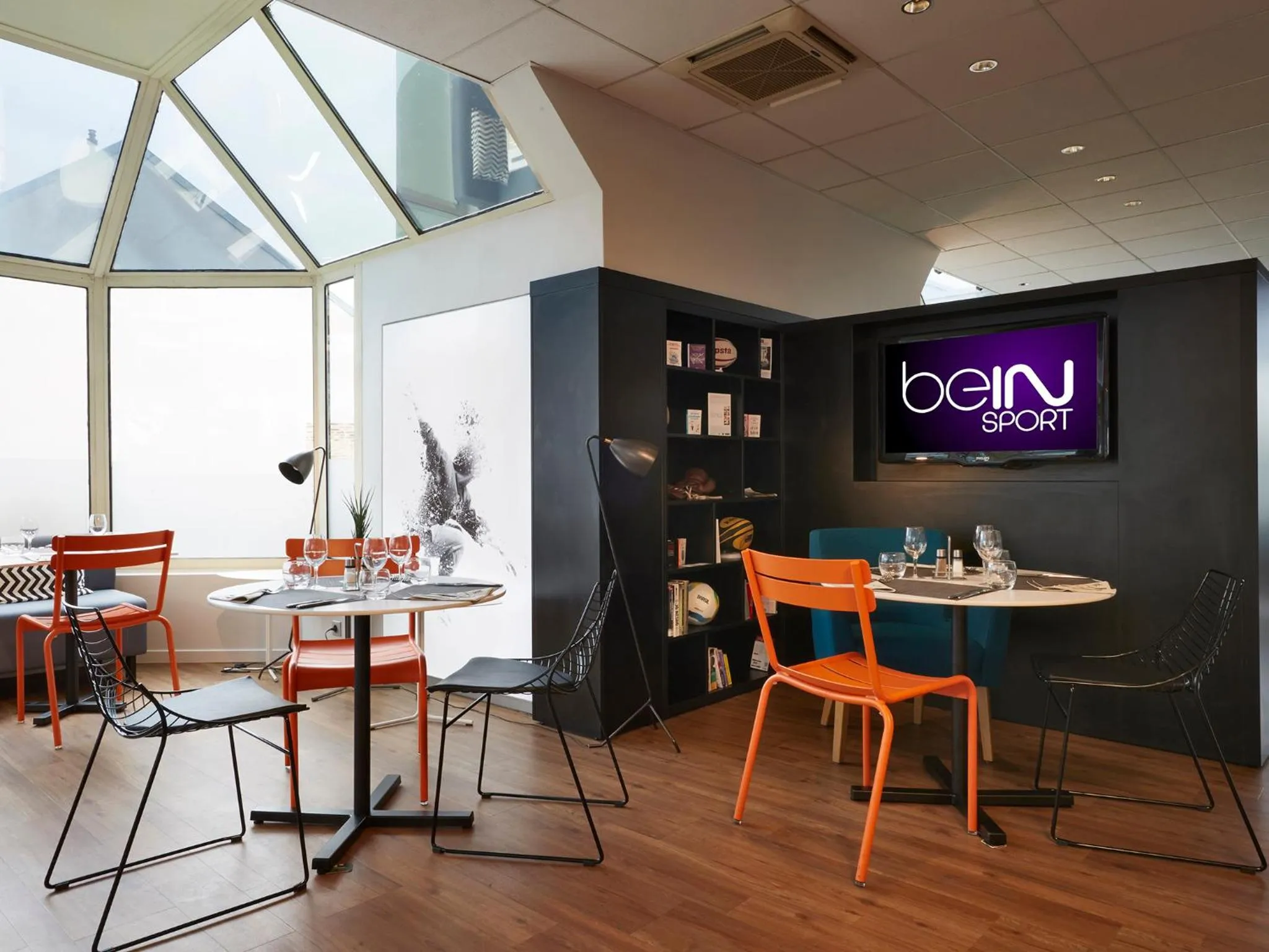 Restaurant/places to eat in Kyriad Paris Ouest - Colombes