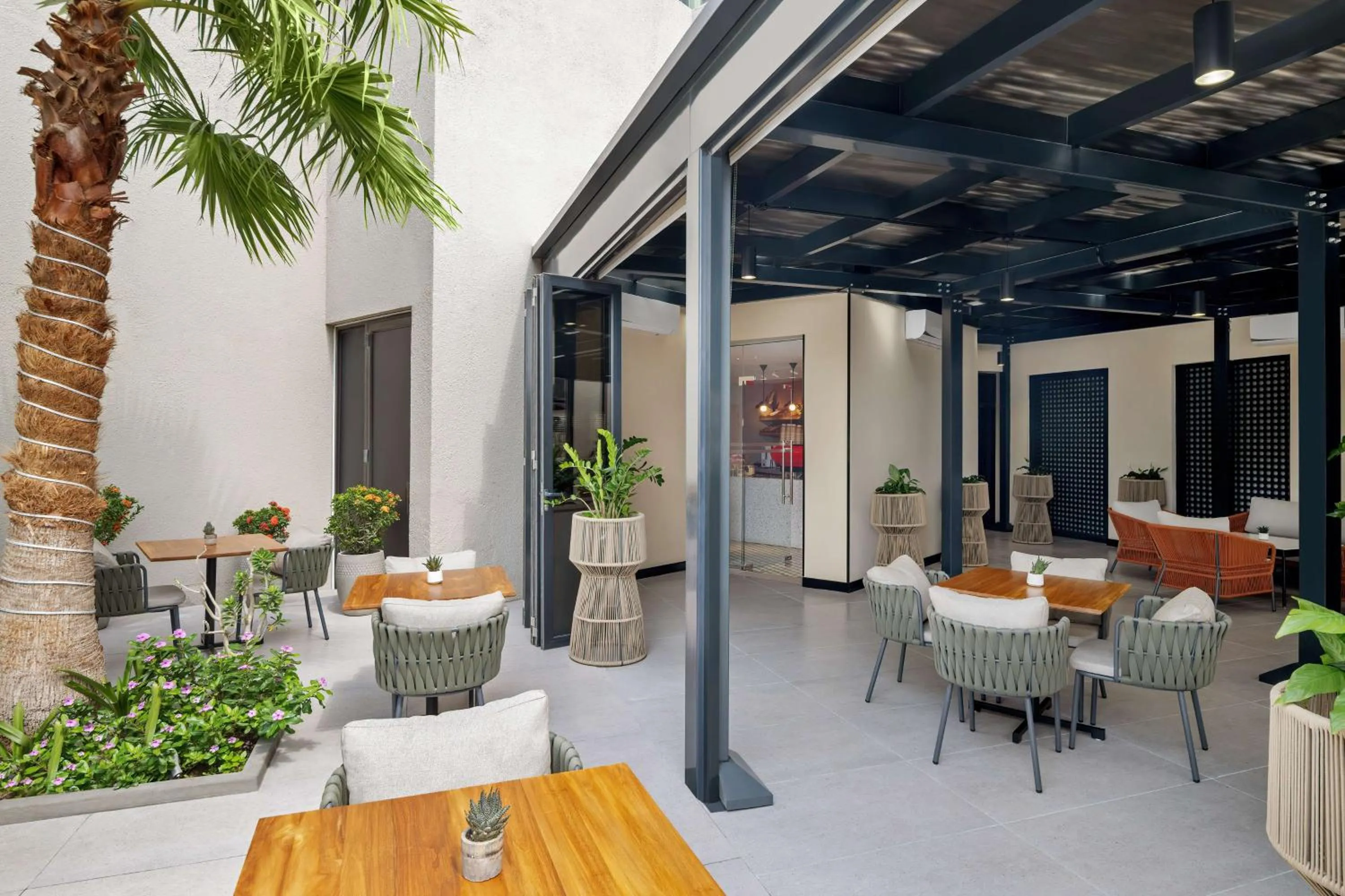 Restaurant/places to eat in Radisson Blu Hotel, Dubai Deira Creek