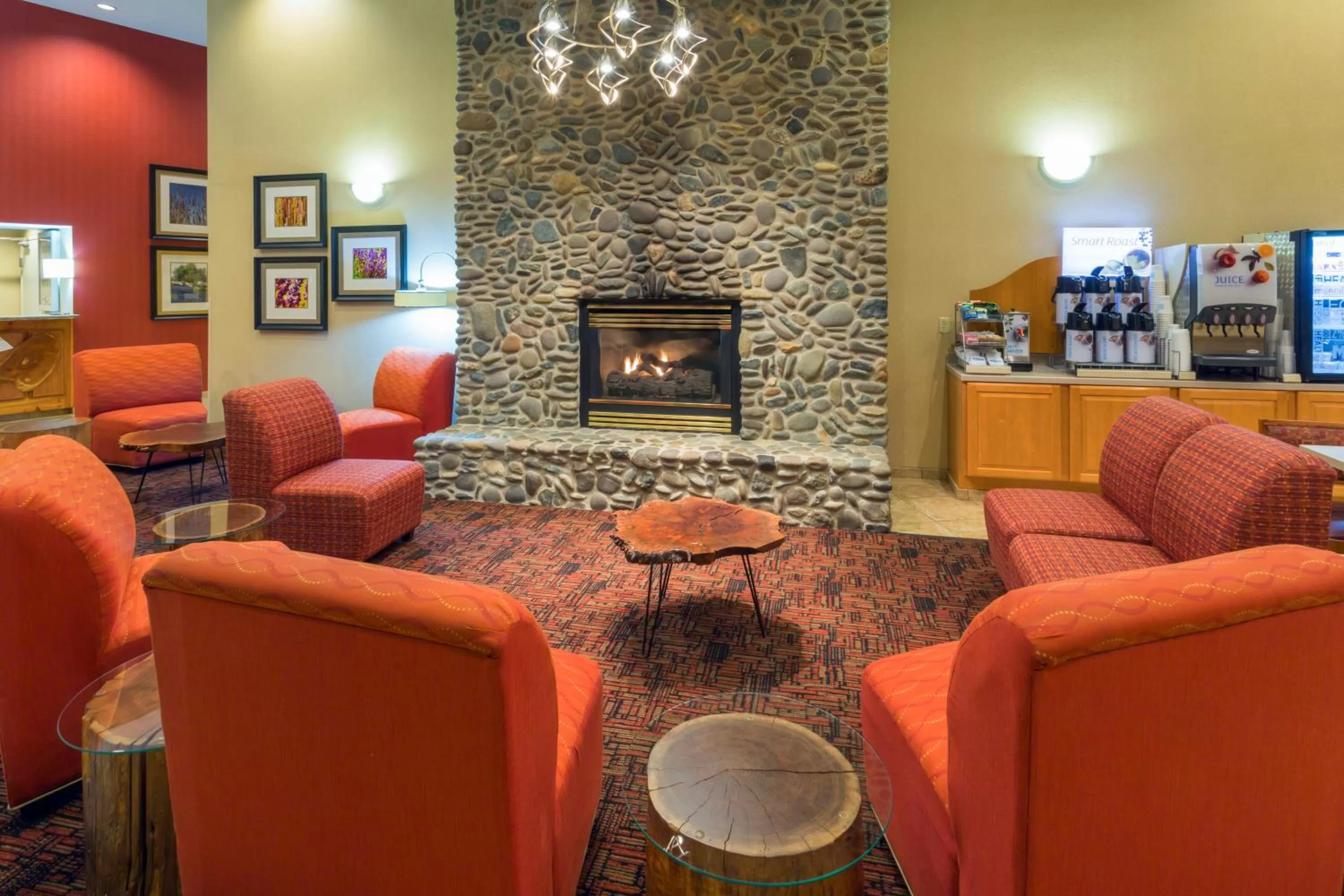 Lobby or reception in Holiday Inn Express Roseburg by IHG