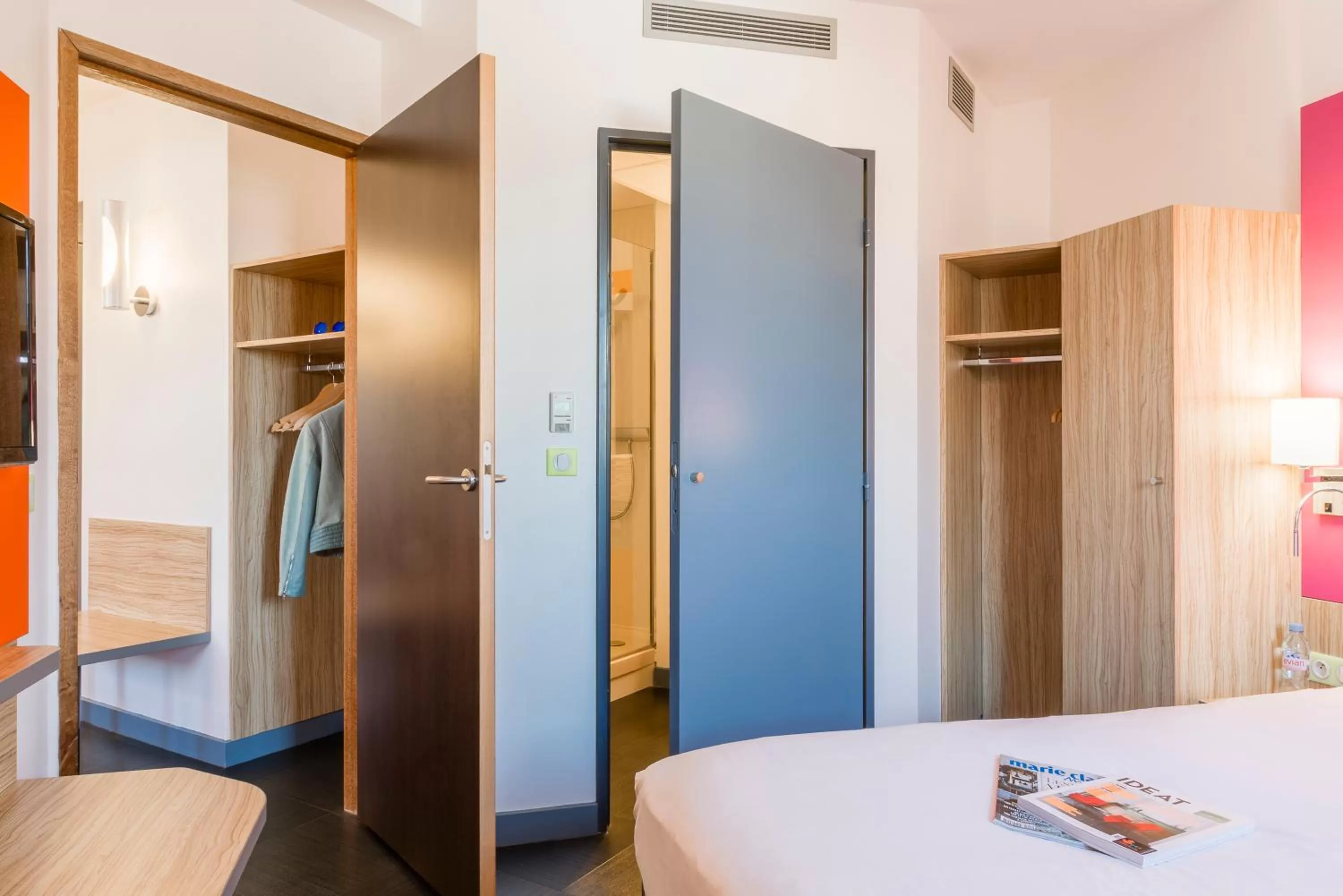 Bathroom, Bed in ibis Styles Romans-Valence Gare TGV