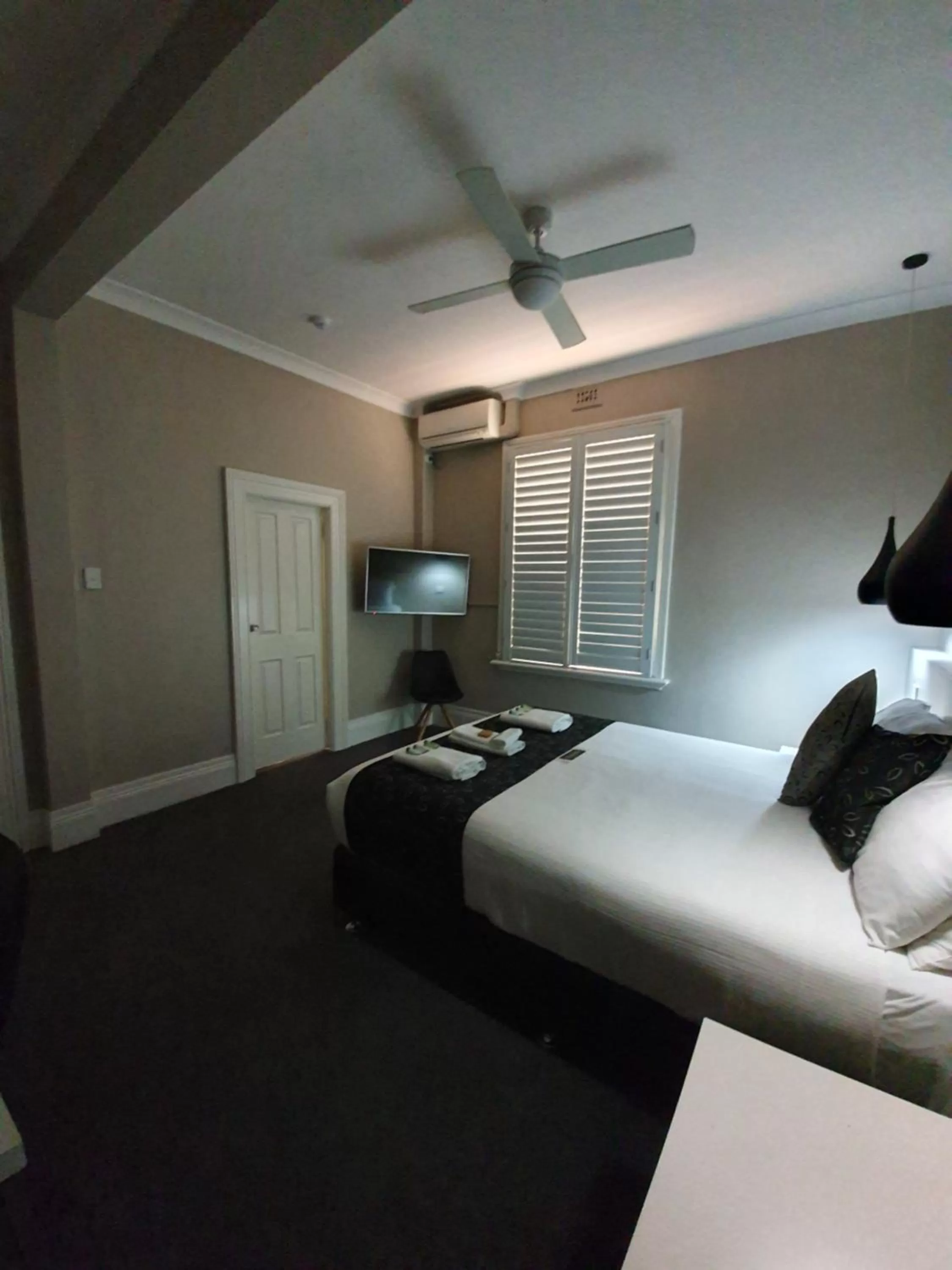 Photo of the whole room, Bed in Grand Hotel