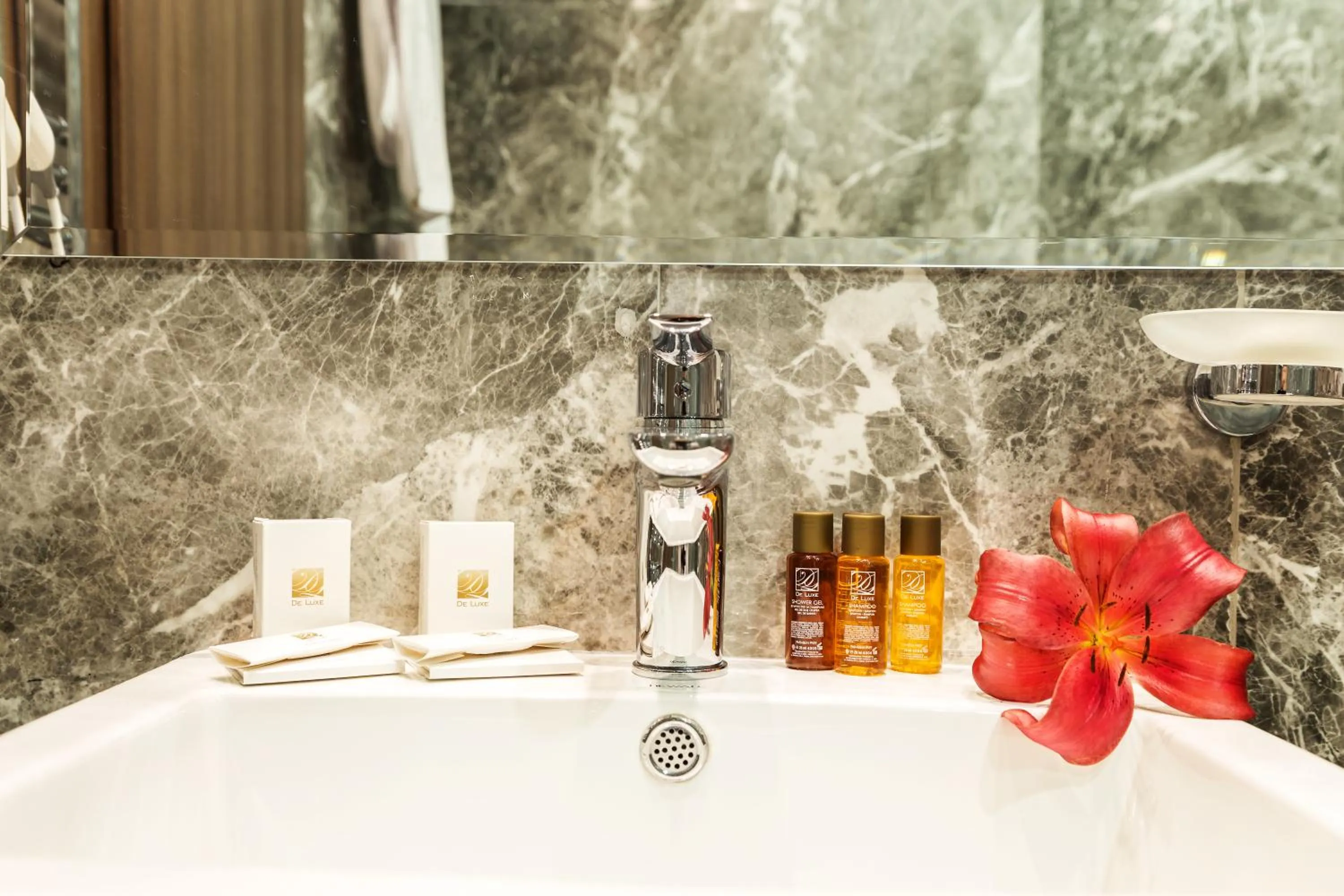 Bathroom in Earth & People Hotel & SPA - Free Parking & Swimming Pool