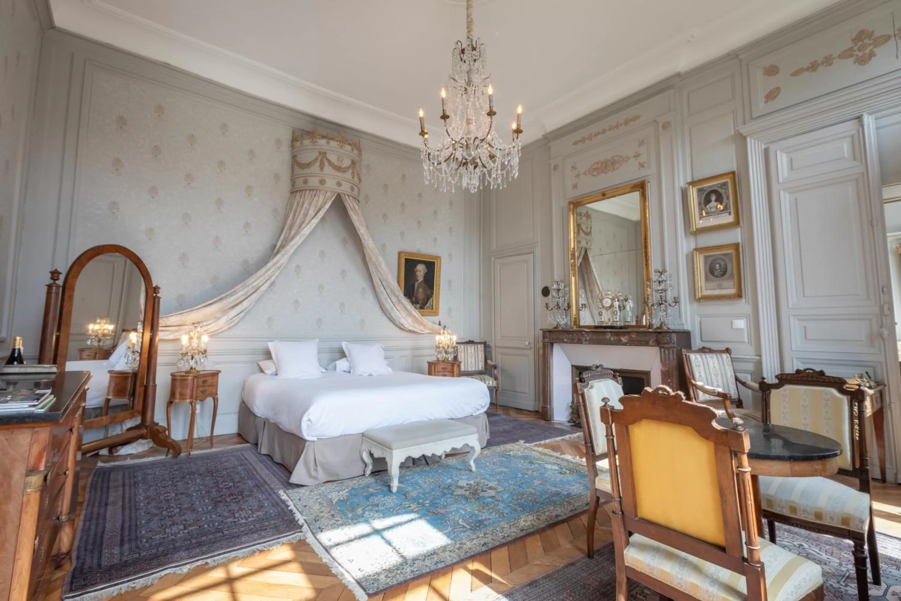 Bed in L'Hotel de Panette, Un exceptionnel château en ville - Chambres historiques, parking - Petit Déjeuner offert