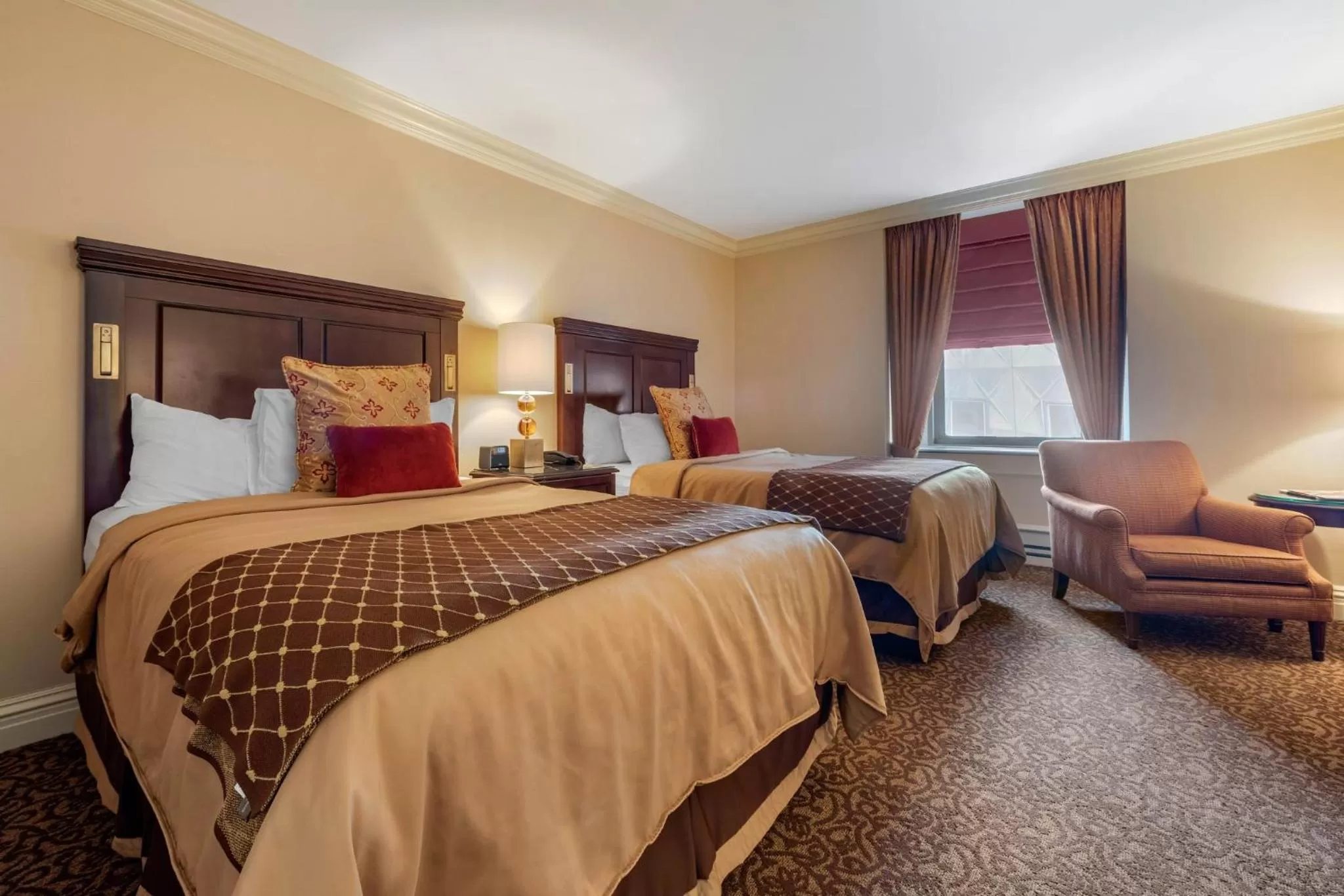 Photo of the whole room, Bed in Omni William Penn Hotel