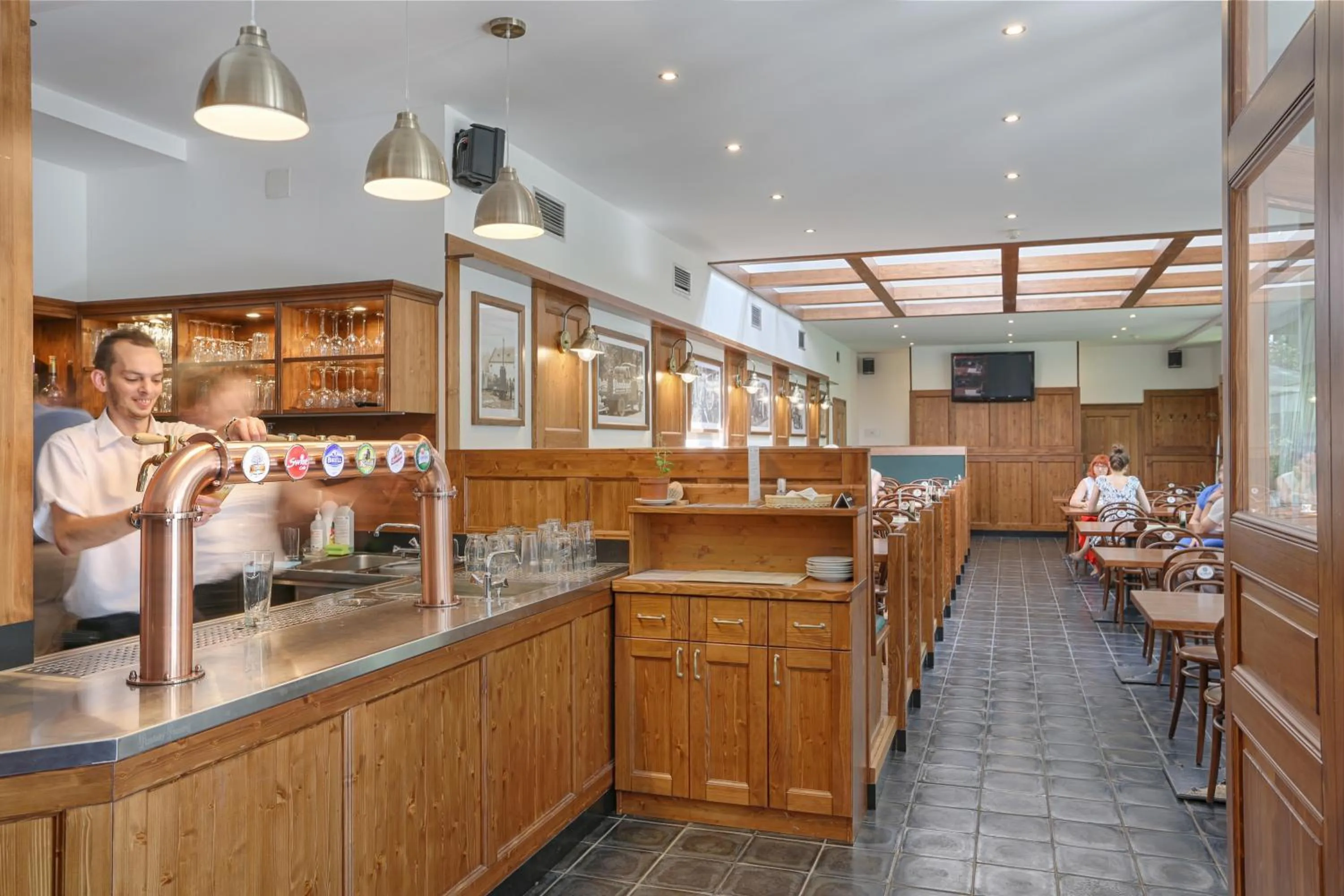 Restaurant/places to eat in Hotel Globus