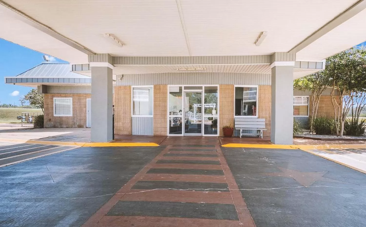 Property building in Sky Palace Inn & Suites By Jasper Beeville