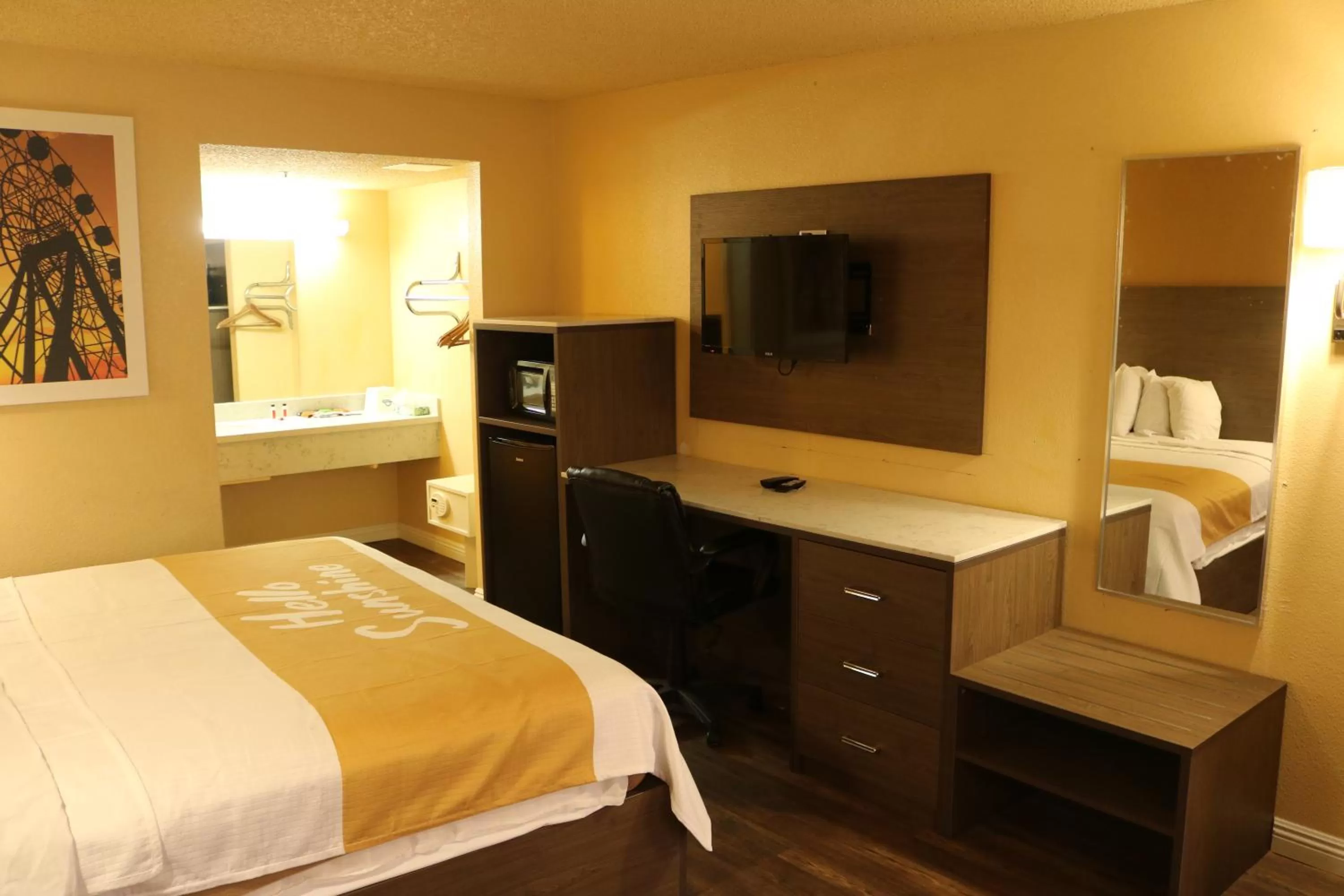 Photo of the whole room, Bed in Days Inn by Wyndham Fresno South