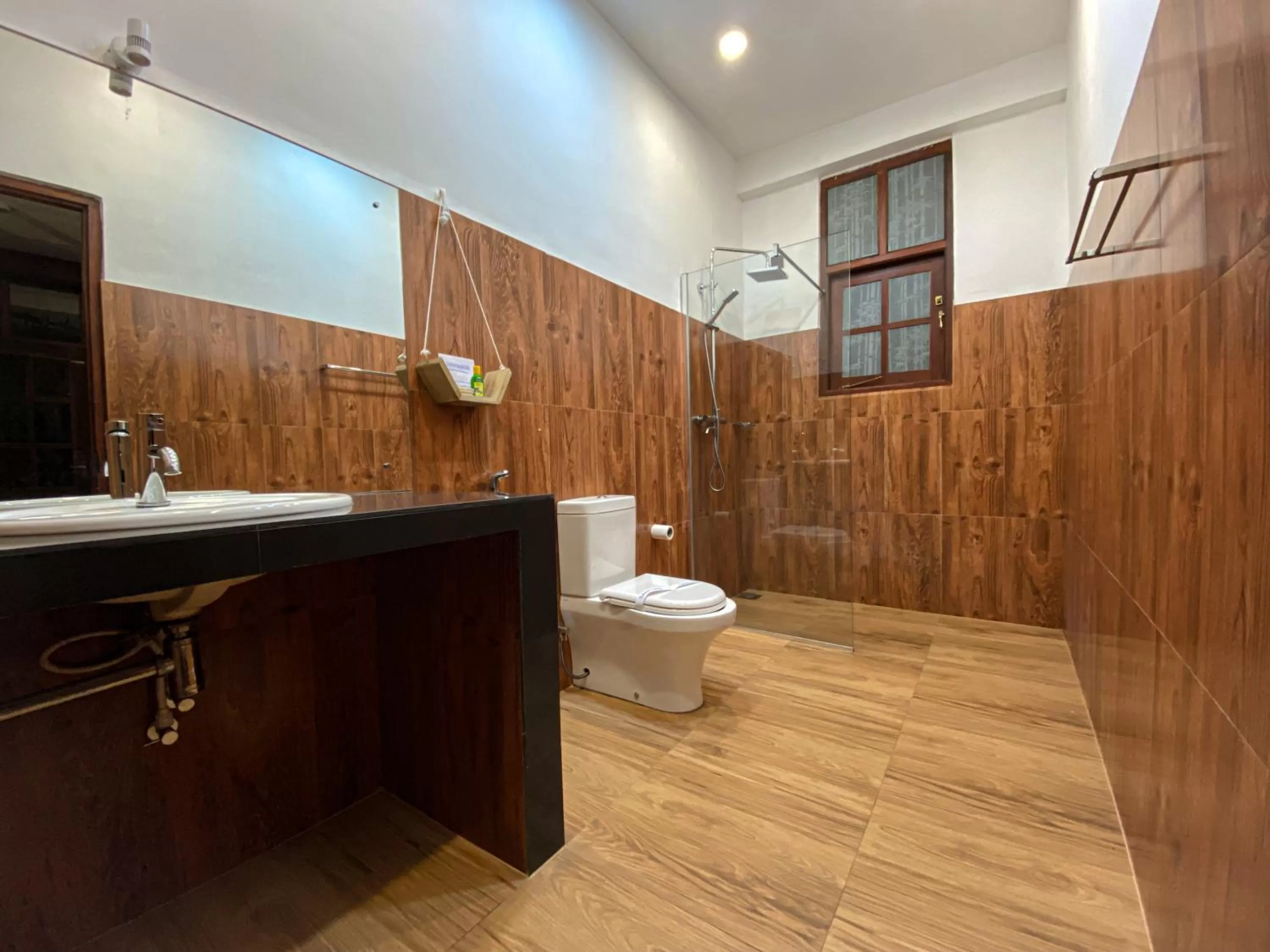 Toilet in Hotel Levon Ella