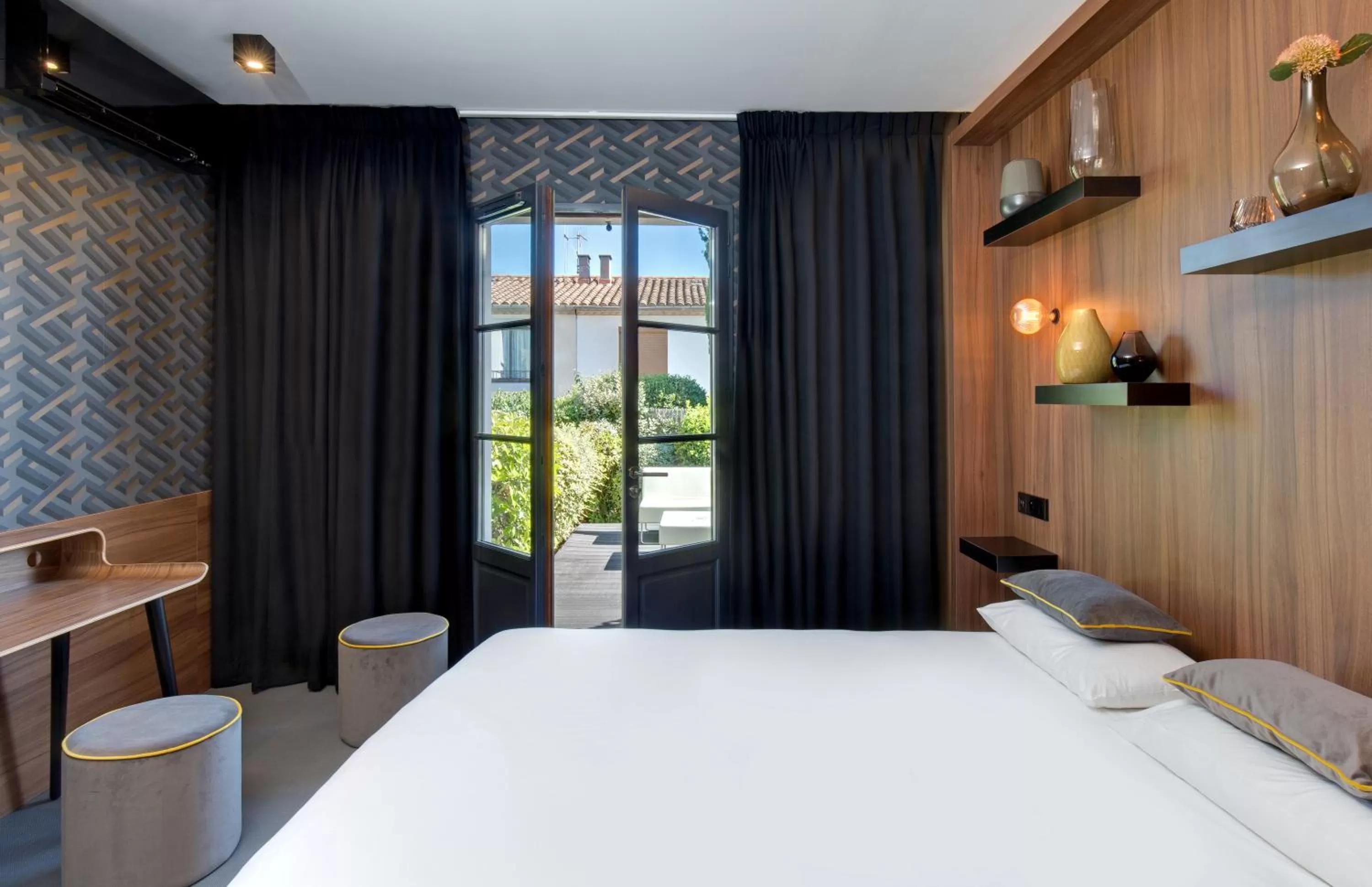 Photo of the whole room, Bed in Hôtel Montmorency & Spa