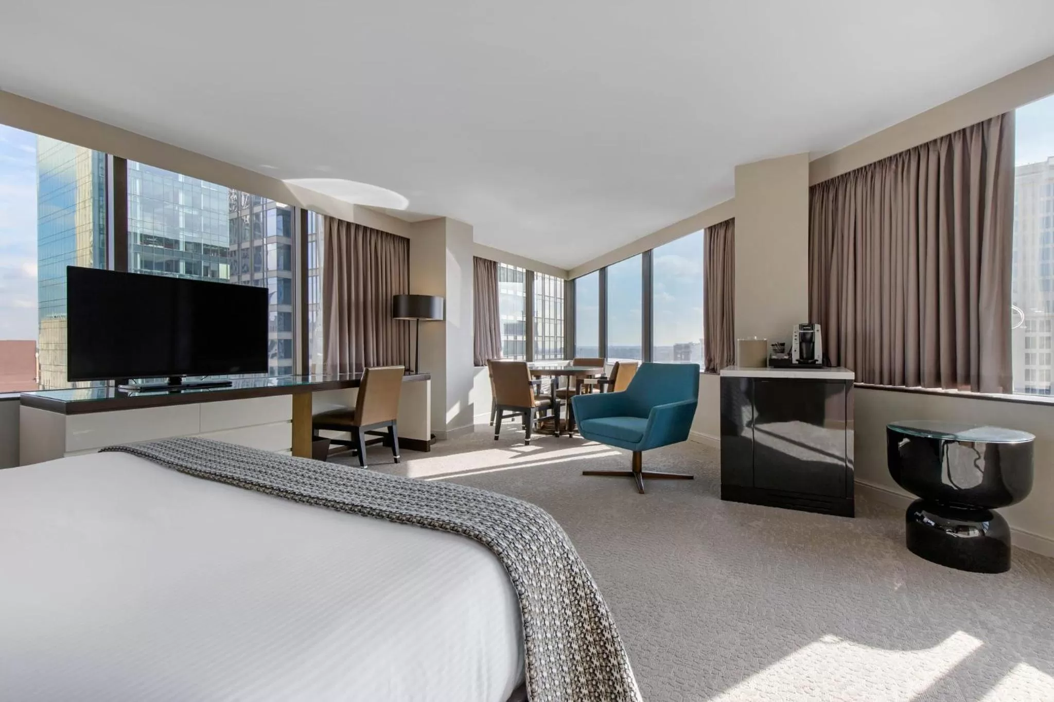 Photo of the whole room, Bed in Omni Charlotte Hotel