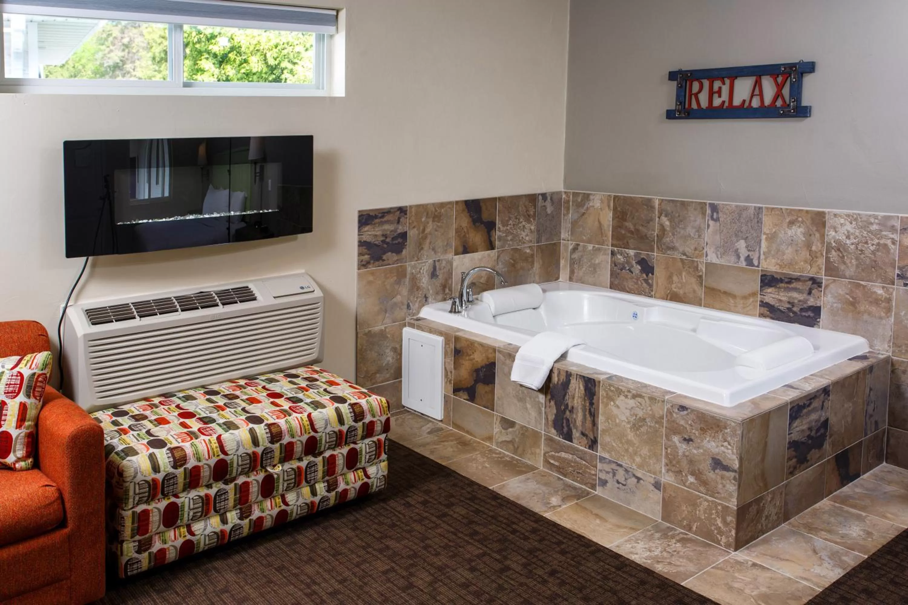 Bath, TV/Entertainment Center in Julie's Park Cafe & Motel