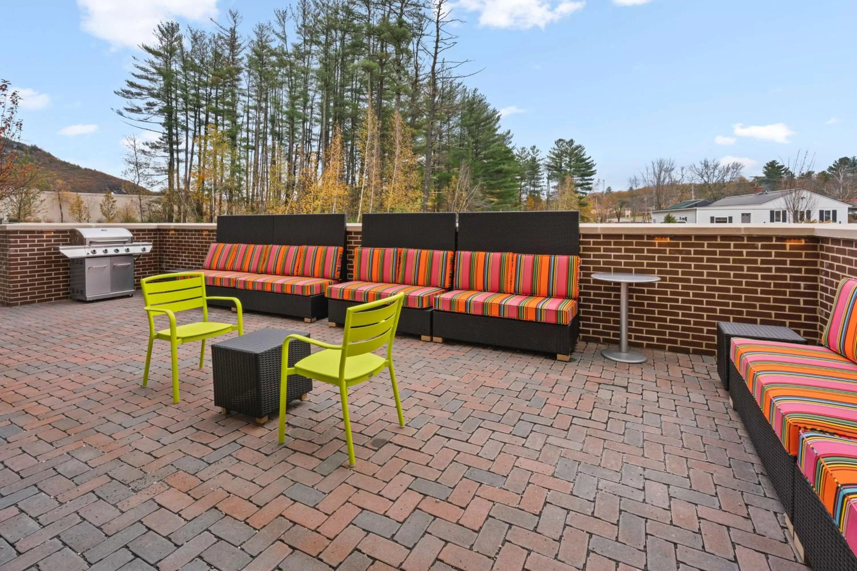 Dining area in Home2 Suites By Hilton North Conway, NH