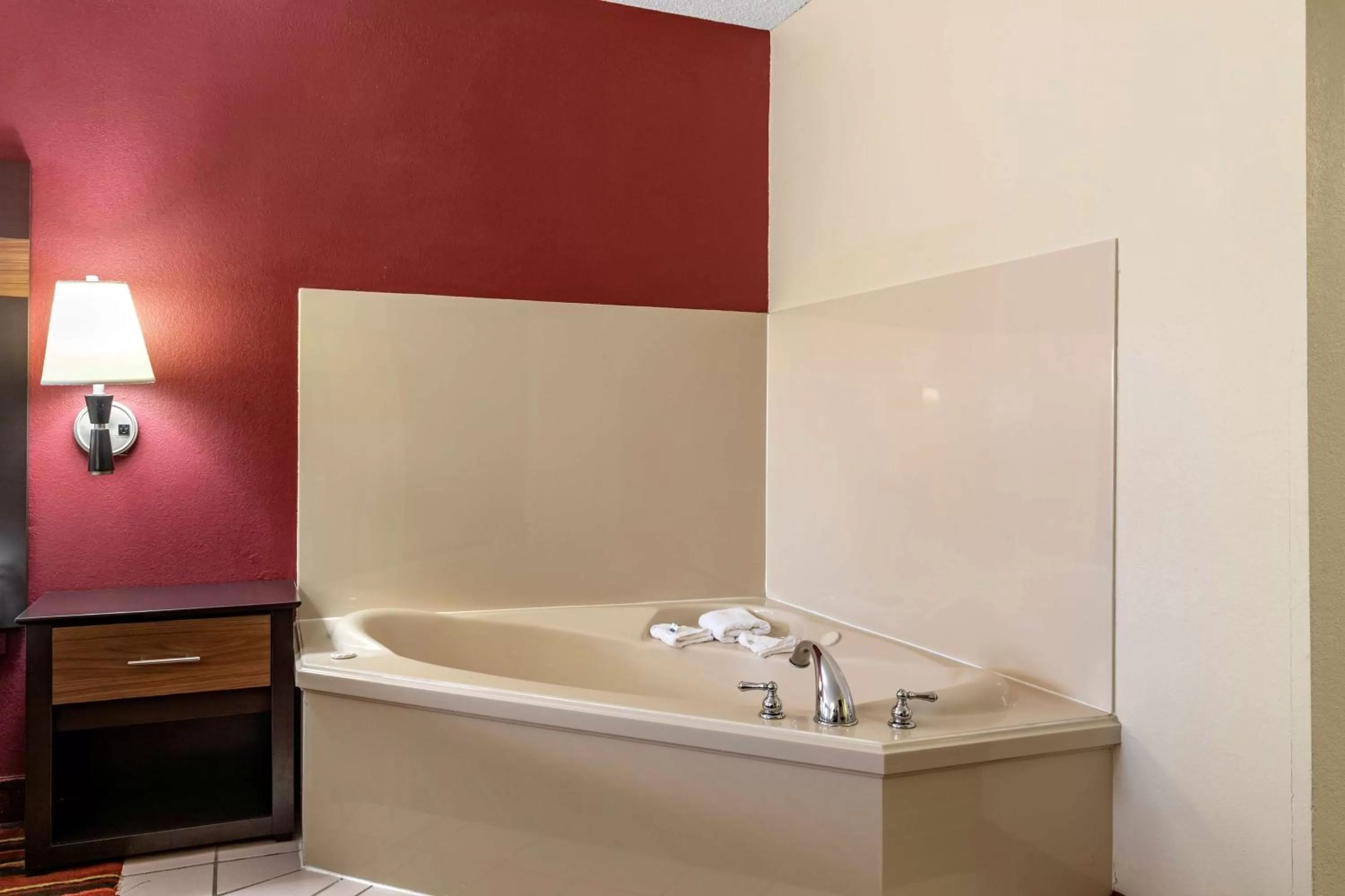 Bedroom in Best Western Lindale Inn