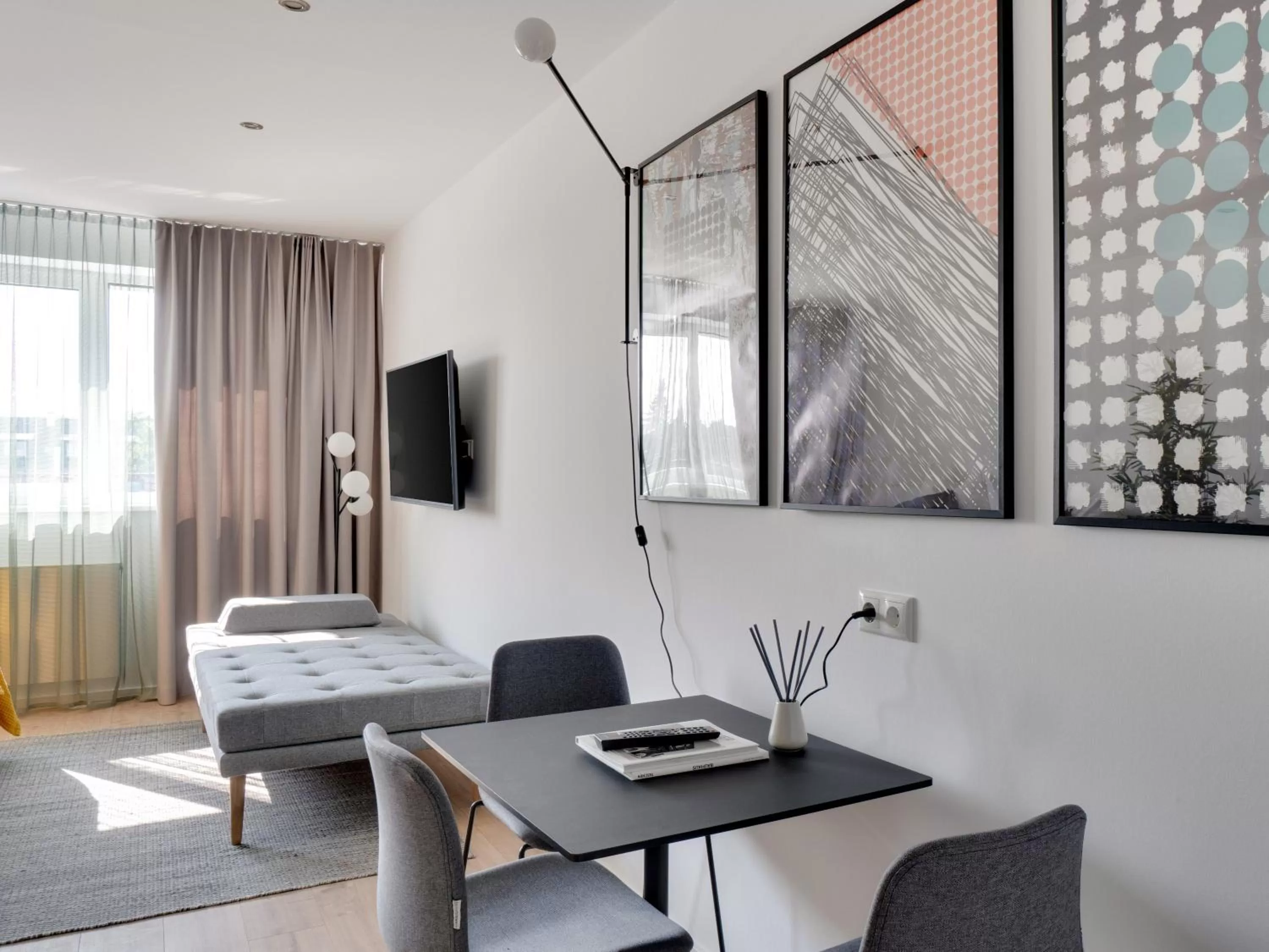 Seating area in Limehome Darmstadt Wilhelminenstraße - Digital Access