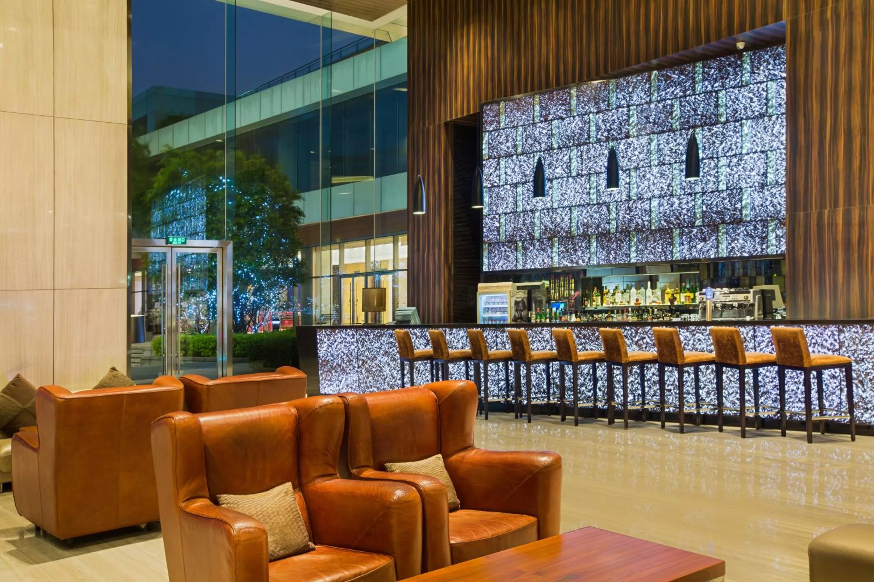 Lounge or bar in Crowne Plaza Guangzhou Huadu by IHG