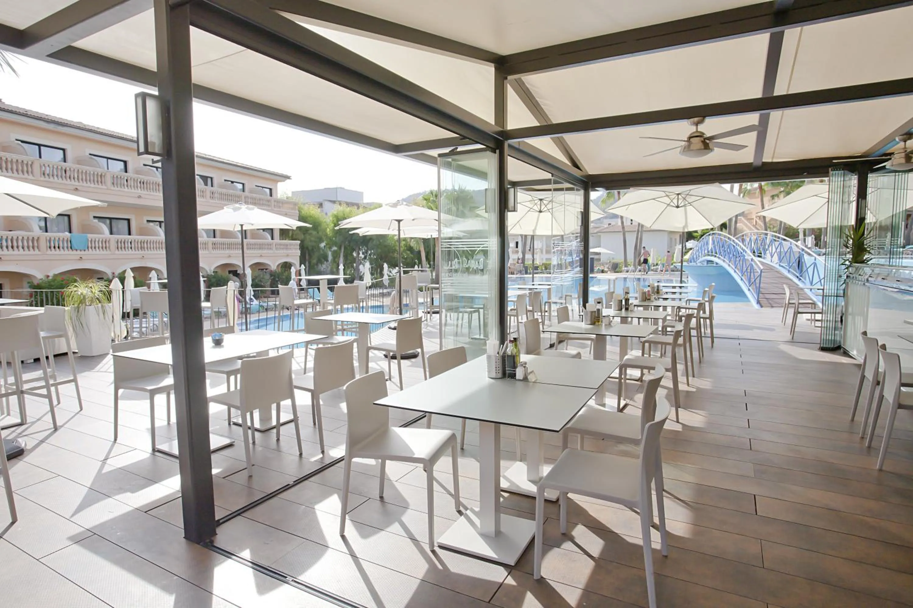 Swimming pool in Mon Port Hotel & Spa