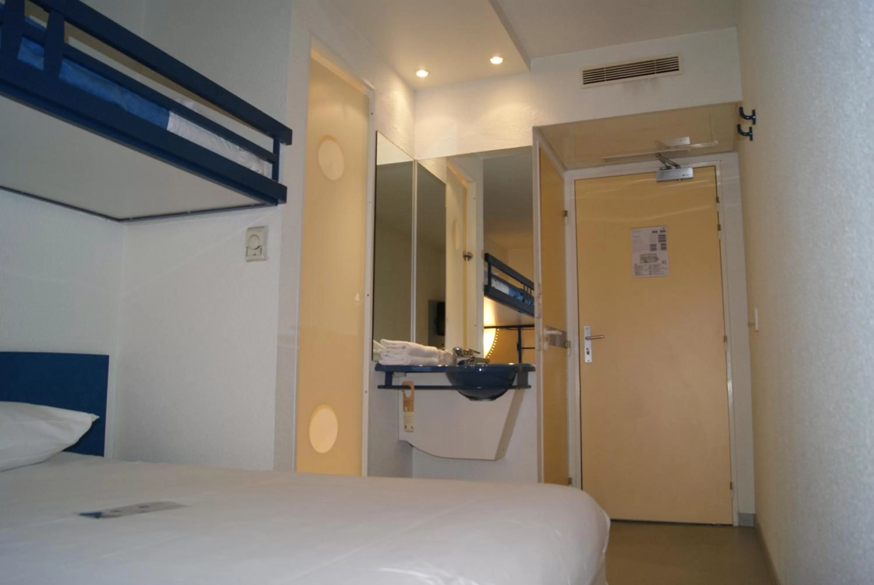 Bedroom, Bed in ibis budget Nevers Varennes Vauzelles