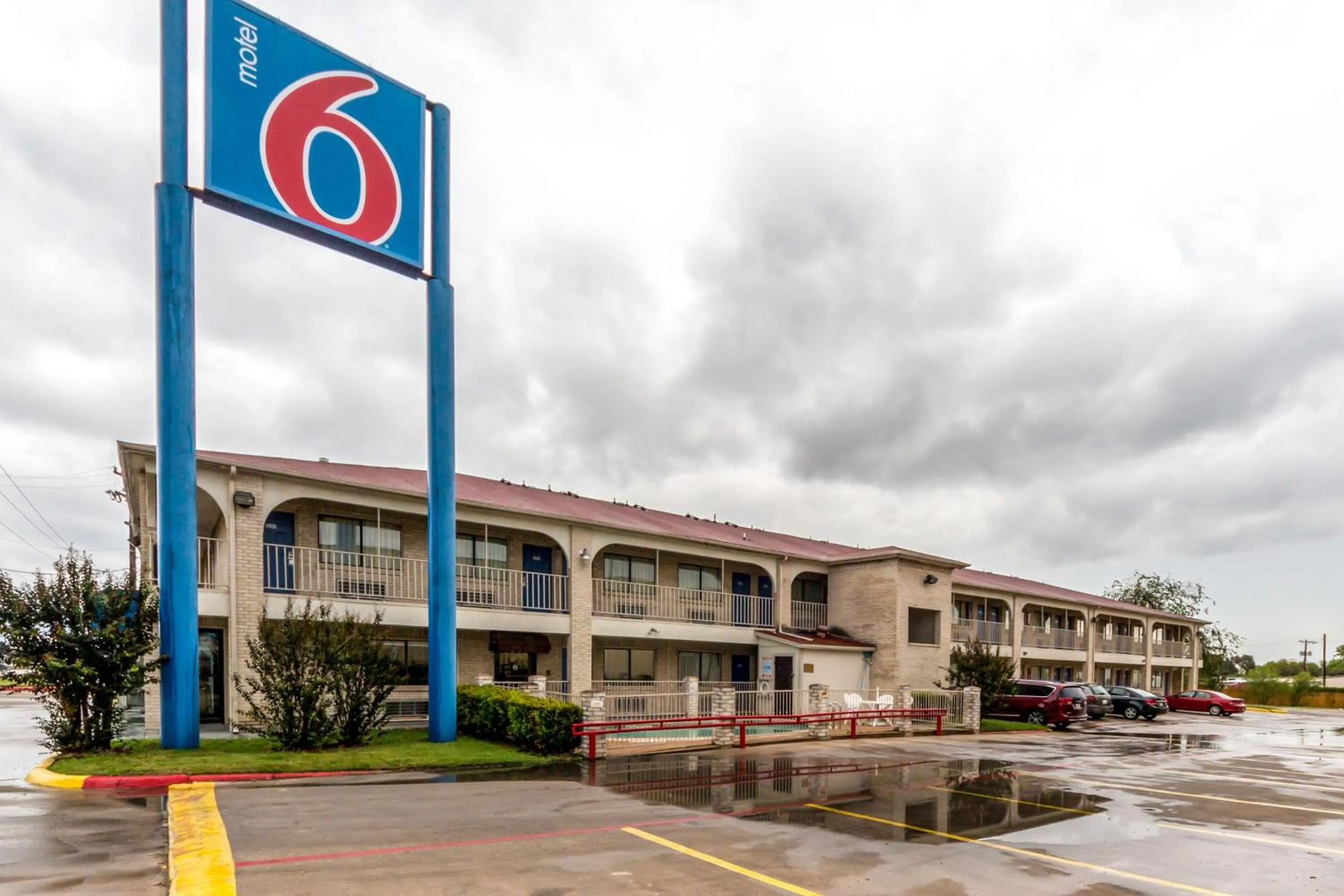 Property building in Motel 6 San Antonio, TX - Frost Bank Center