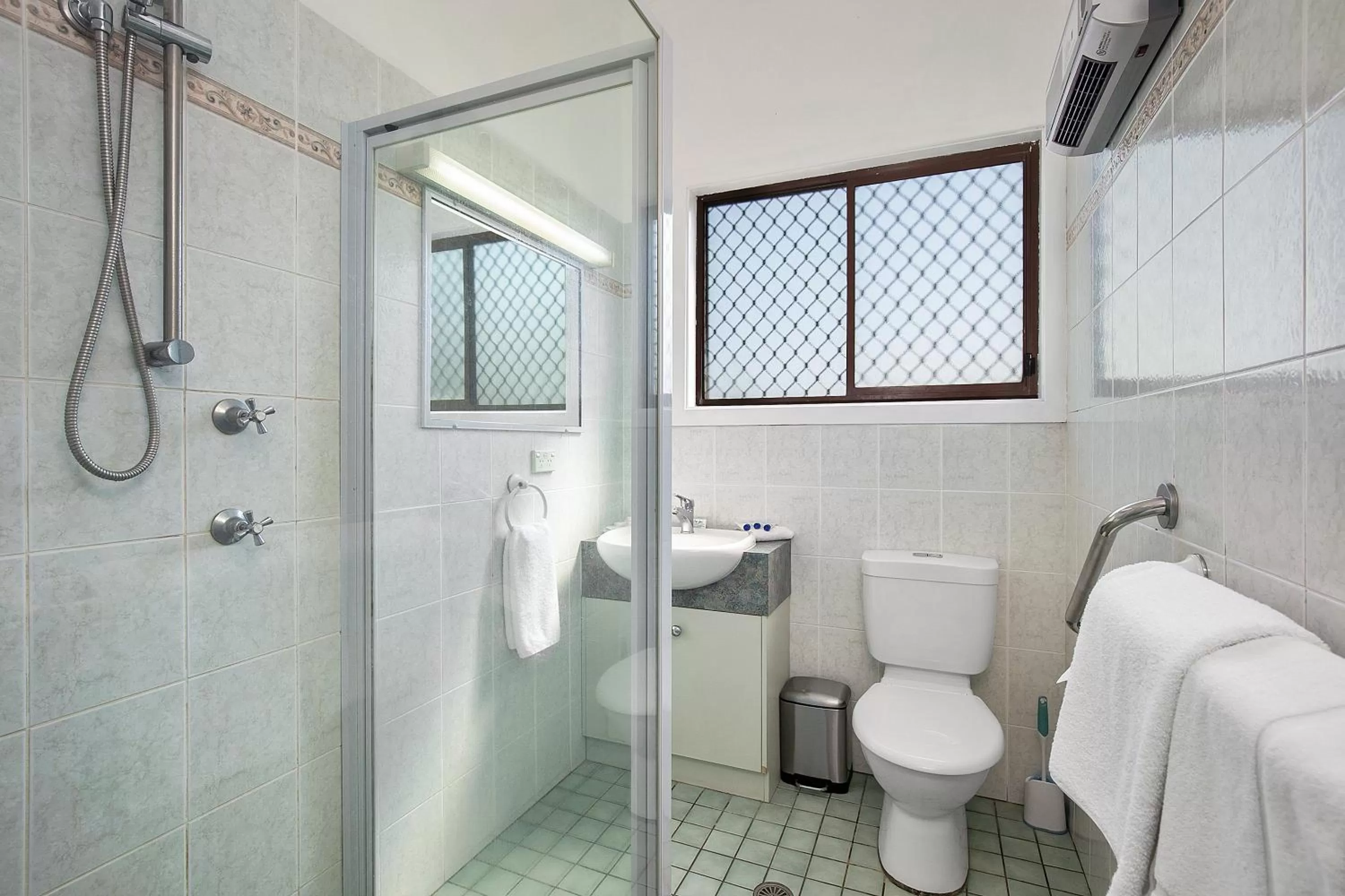 Bathroom in Thunderbird Motel Yass