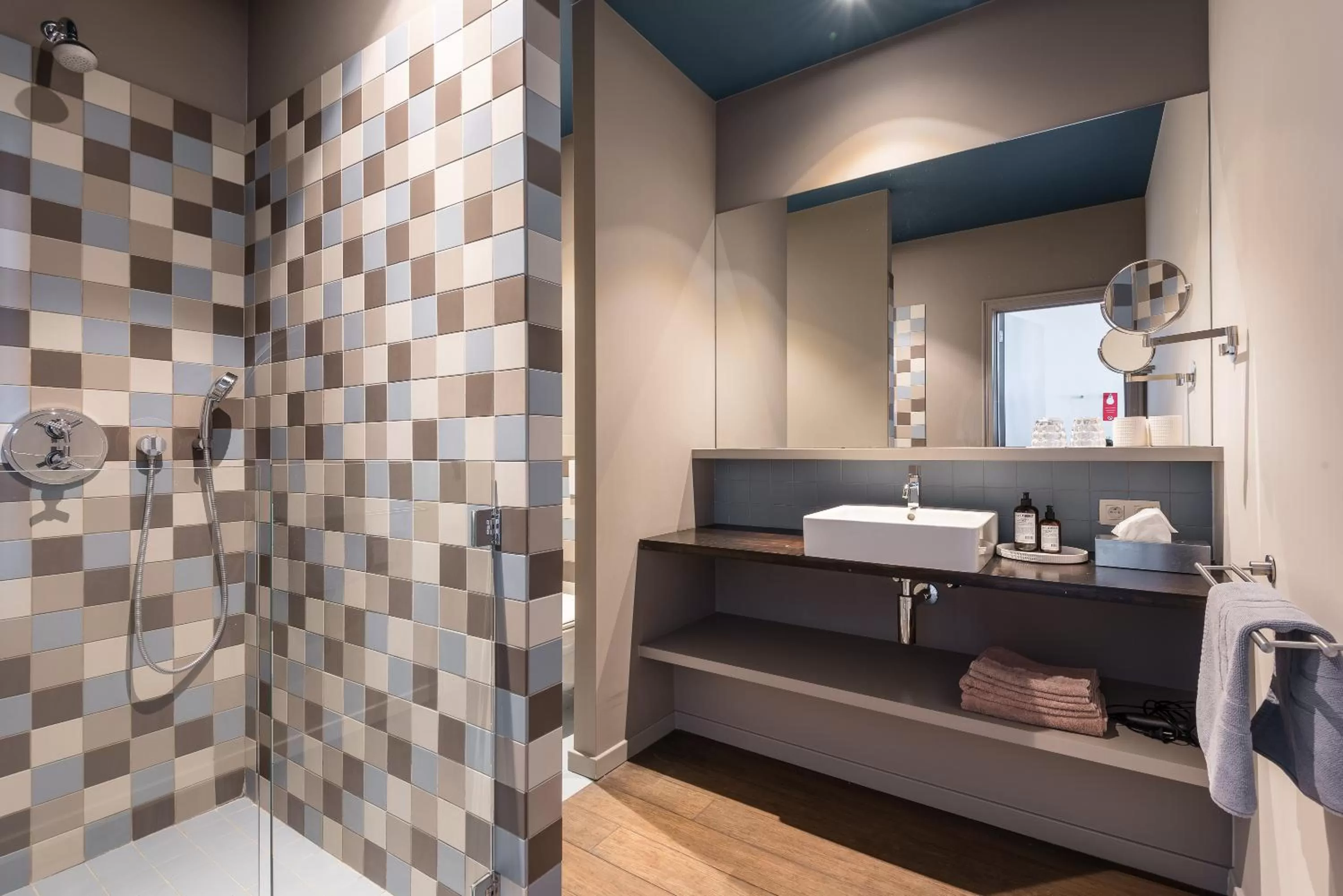 Shower in Zakske13 - Design Boutique B&B in Bruges city centre