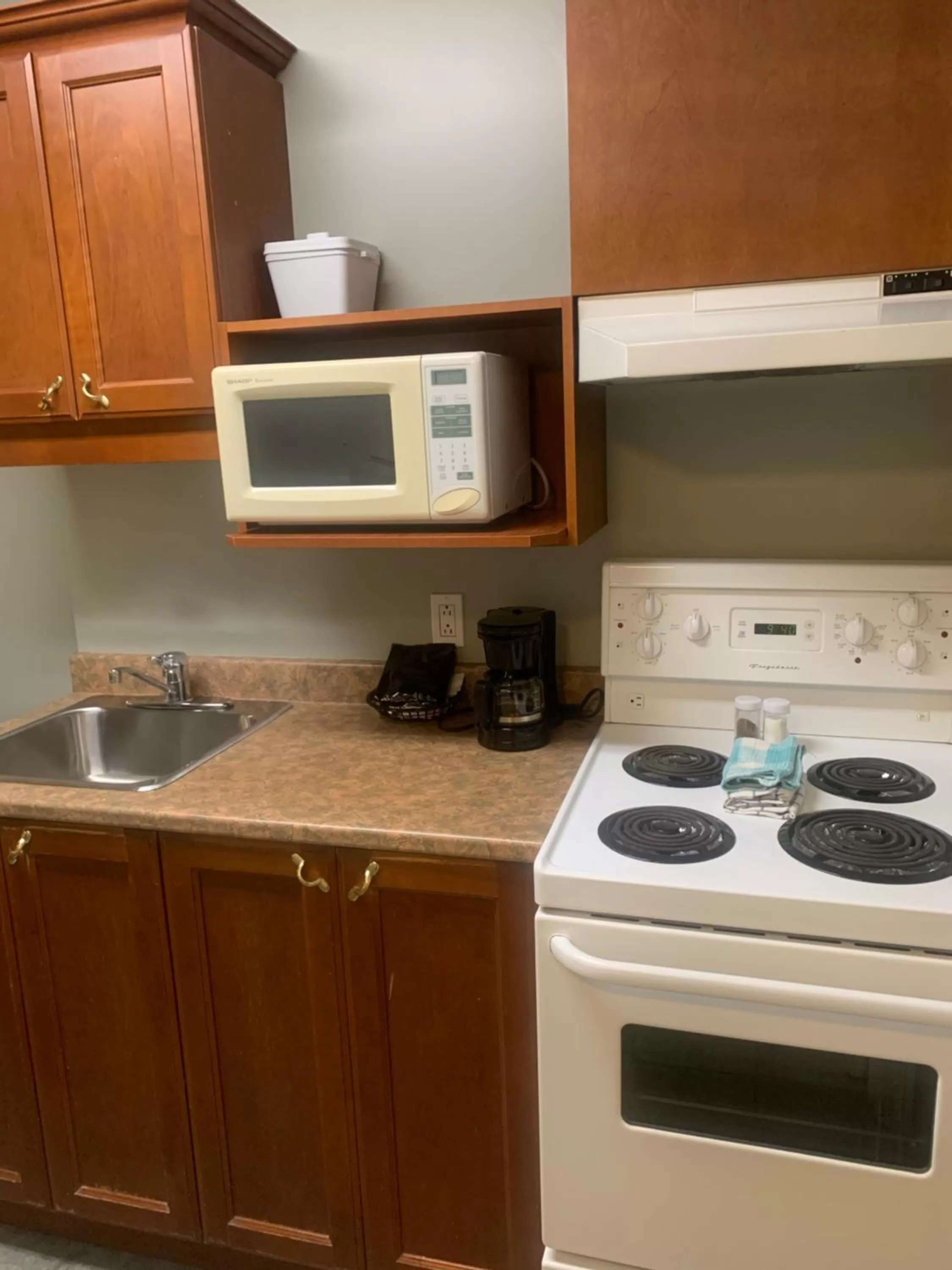 Coffee/tea facilities in Hotel and Suites Les Laurentides