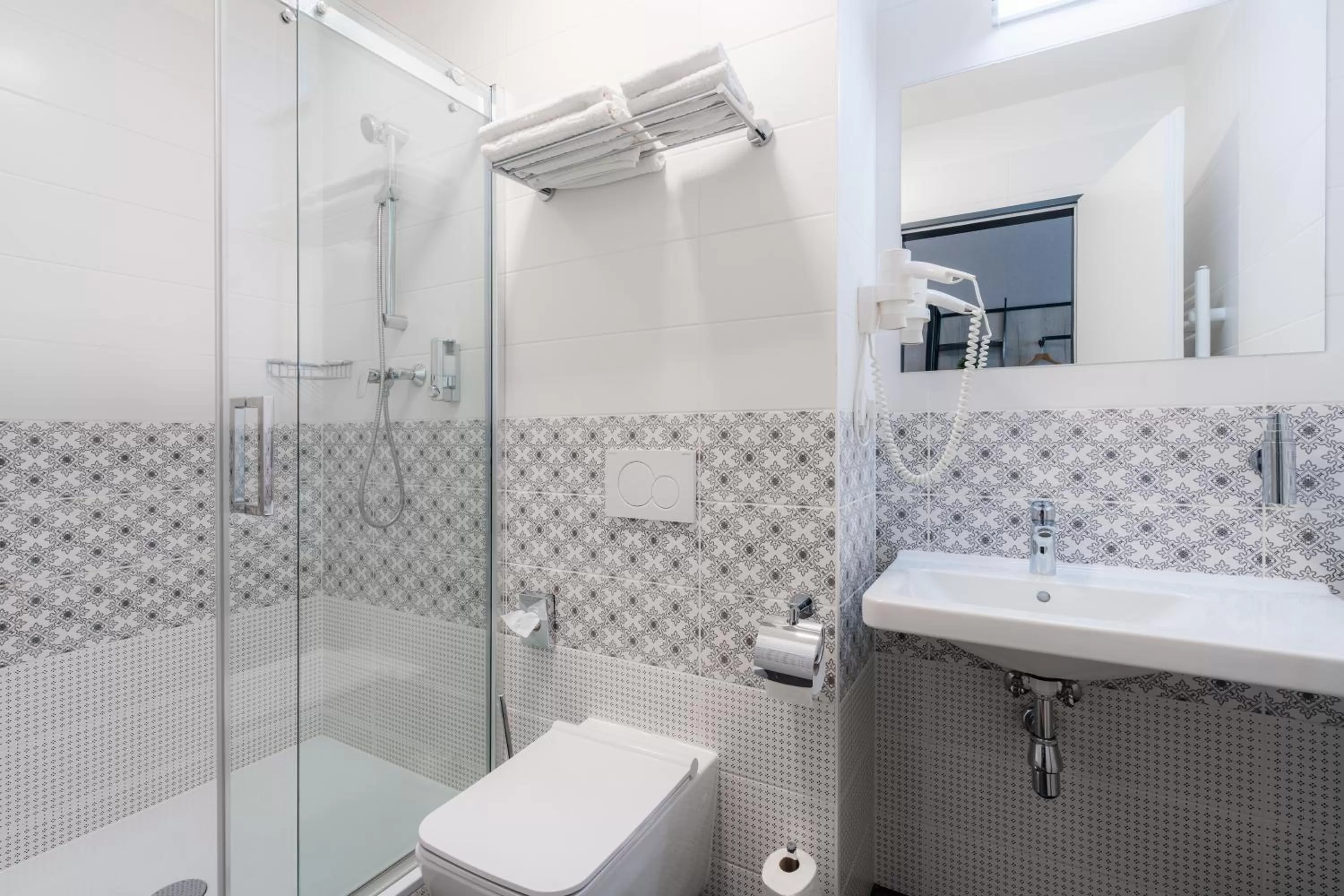 Shower in EA ApartHotel Melantrich