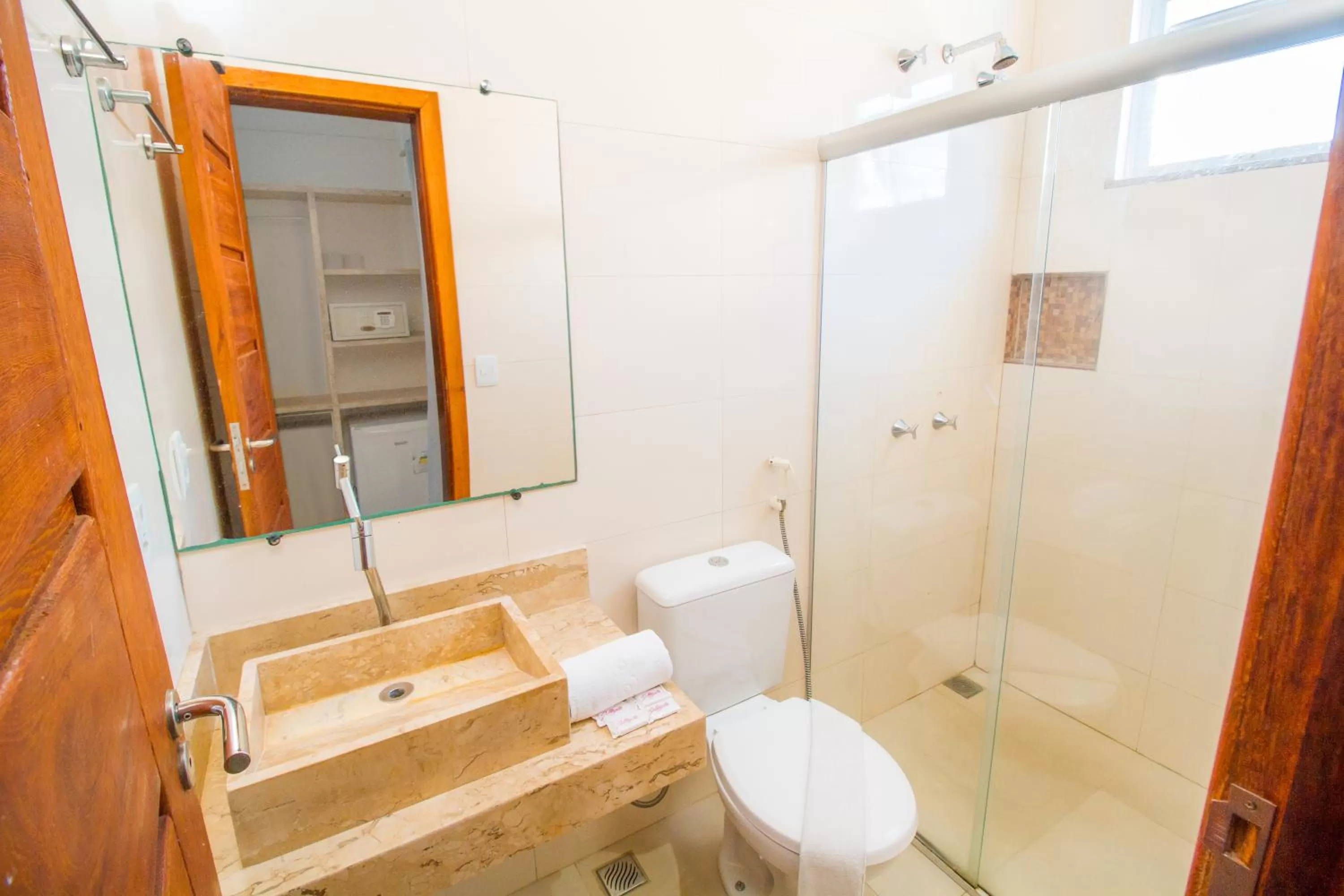 Bathroom in Shangrilá - Rede Soberano