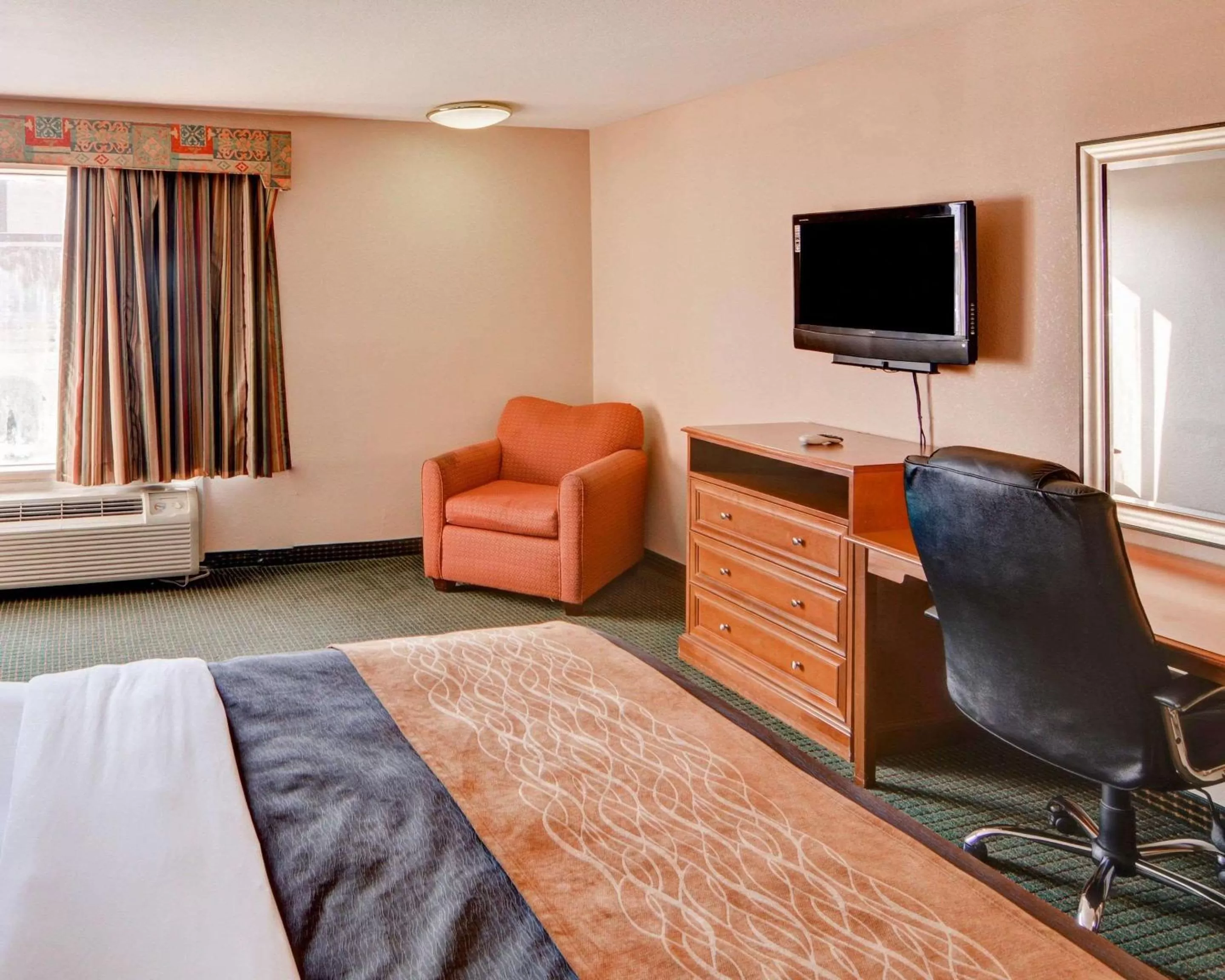 Photo of the whole room, Bed in Quality Inn Forest Hill - Fort Worth South