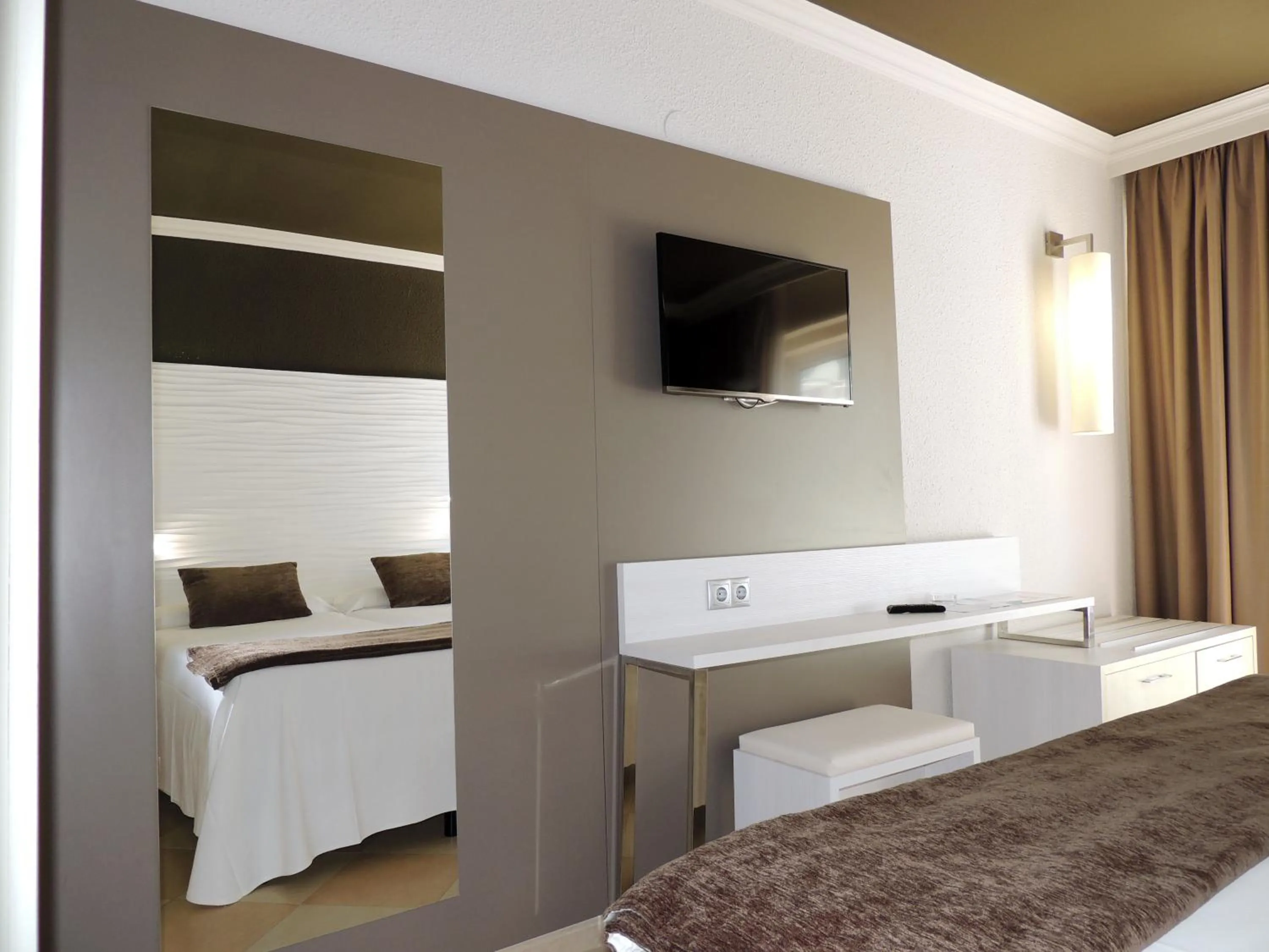 TV and multimedia, Bed in Hotel Augustus