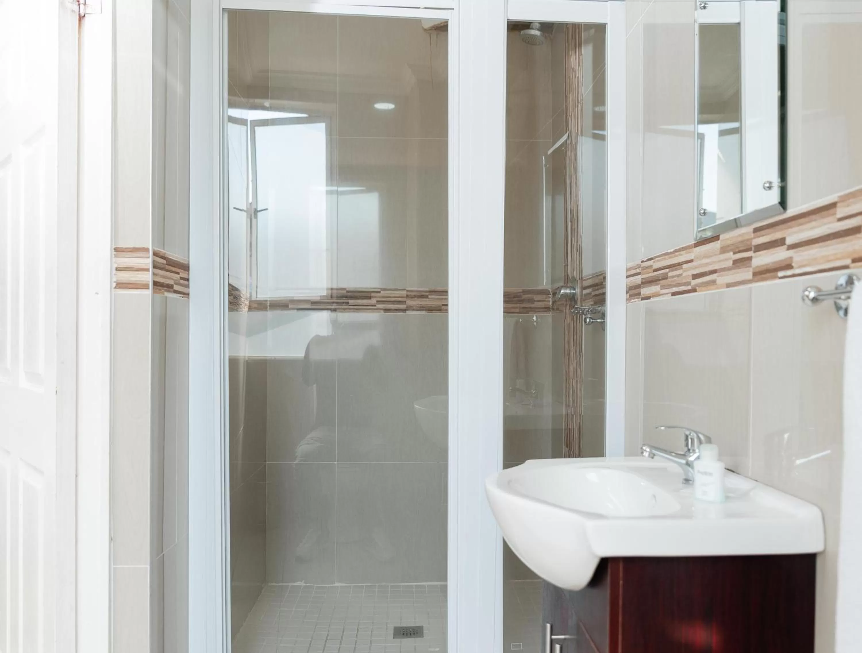 Shower in Bayside Hotel 100 Pixley Kaseme Street (West Street)