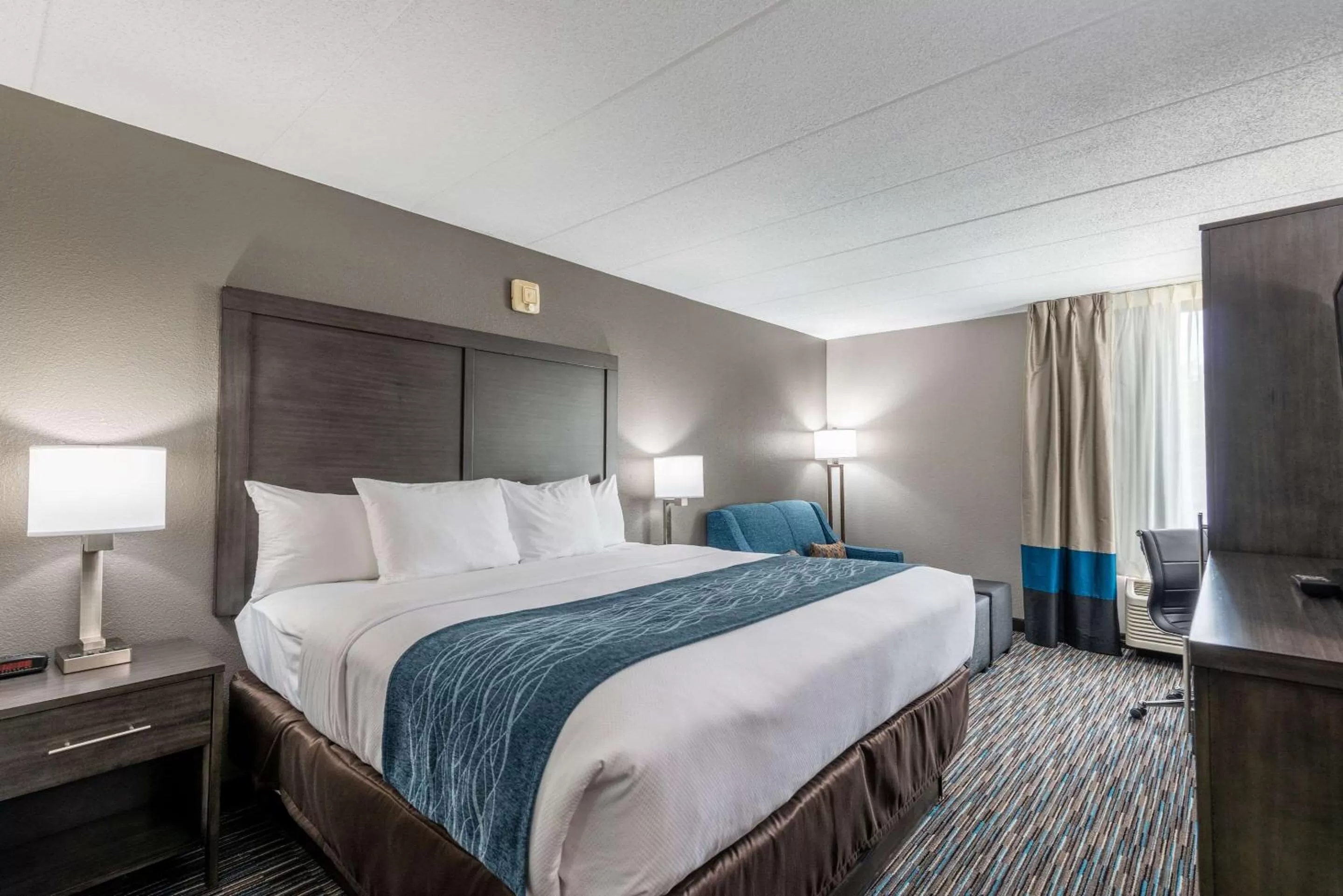 Bedroom, Bed in Comfort Inn Chicago Schaumburg - O'Hare Airport