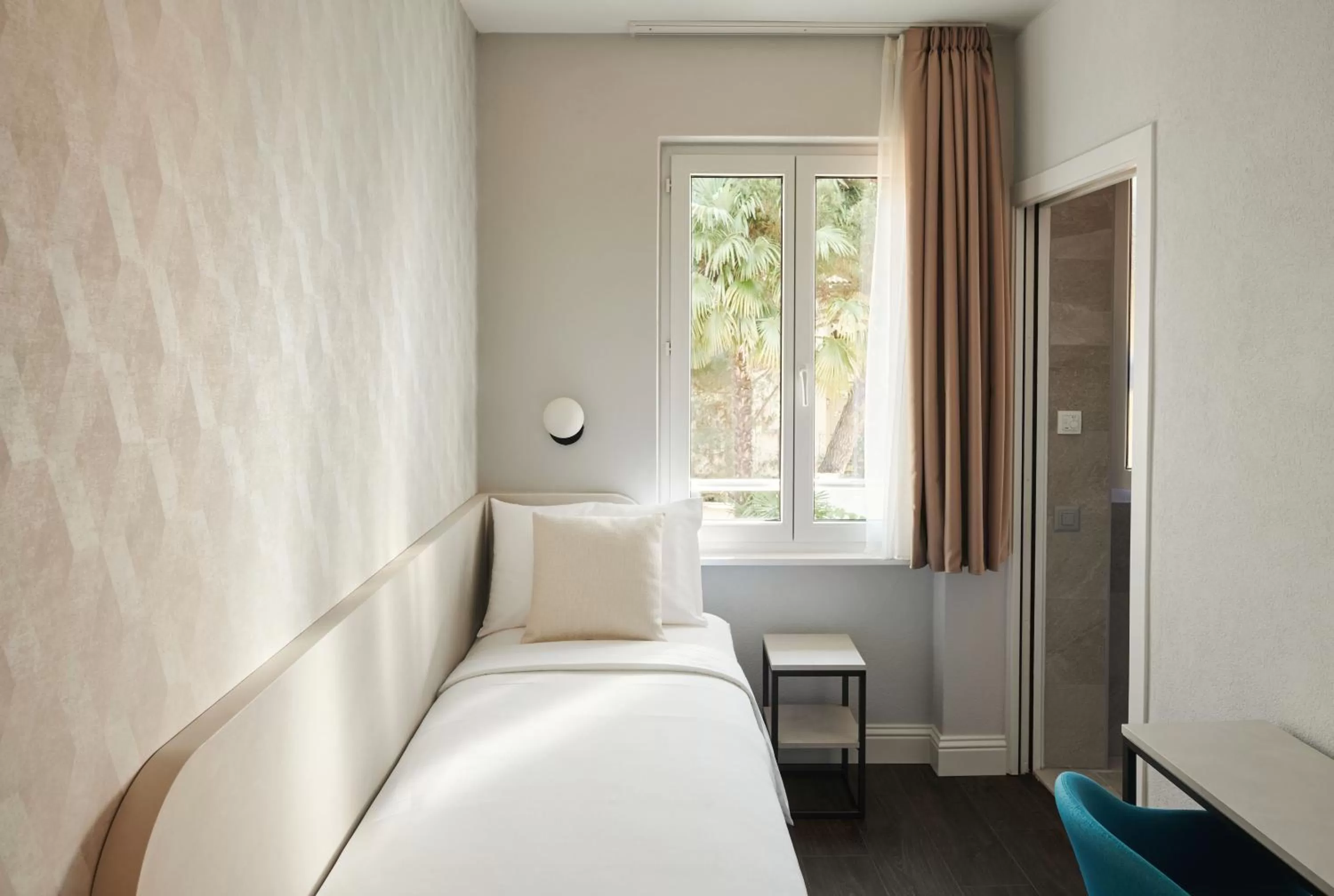 Bedroom, Bed in Vista Lakefront Boutique Hotel