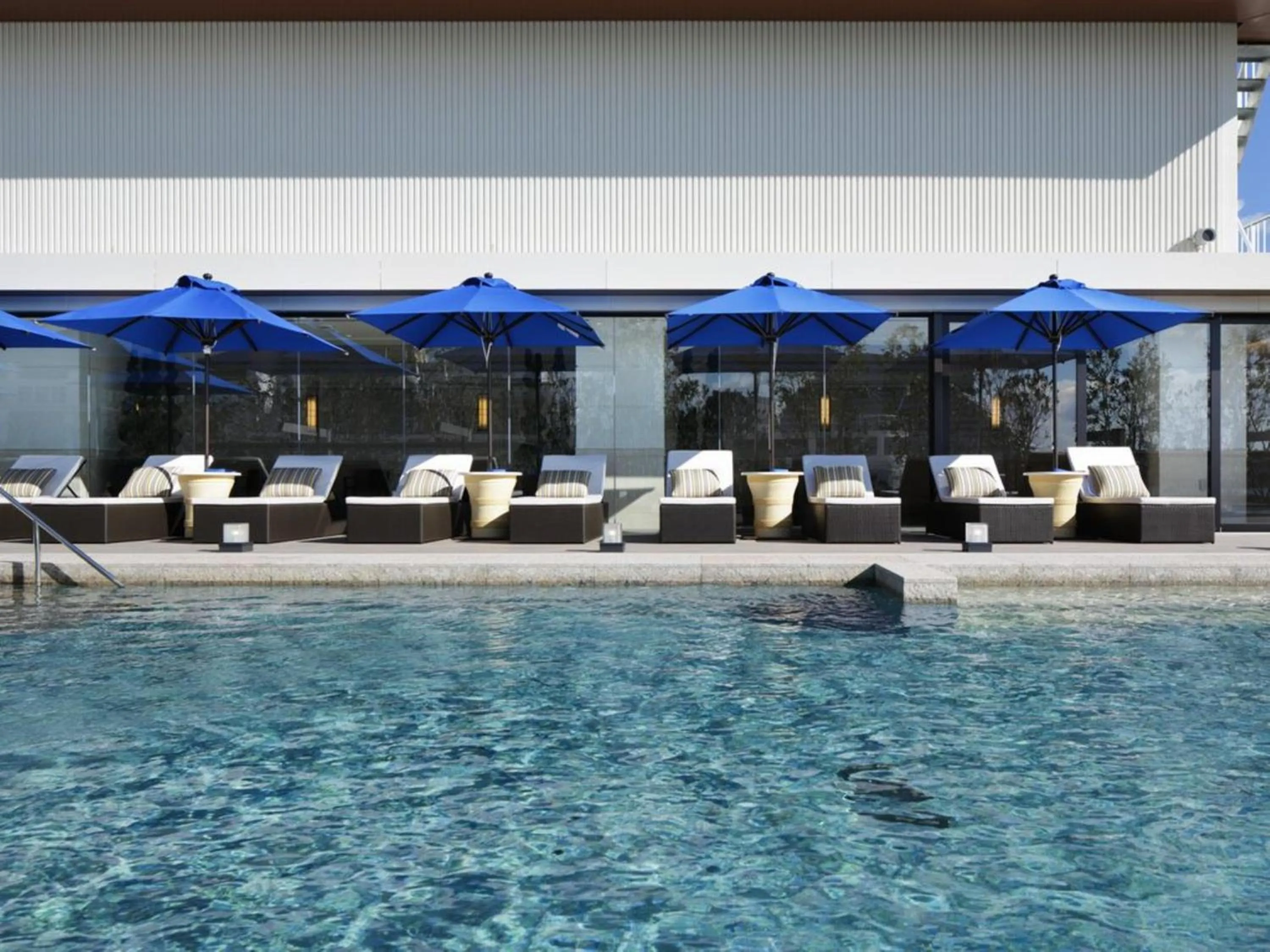 Swimming pool in Kobe Minato Onsen Ren