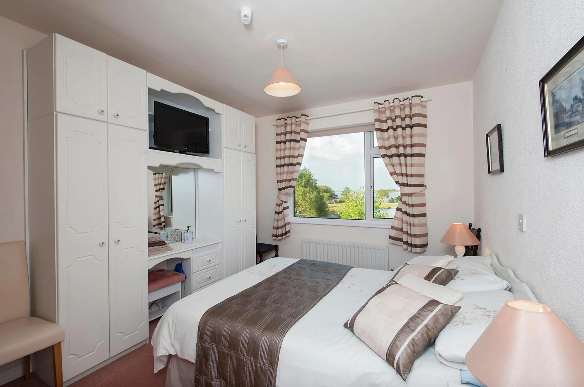 Shower, Bed in The Waterfront House Country Home