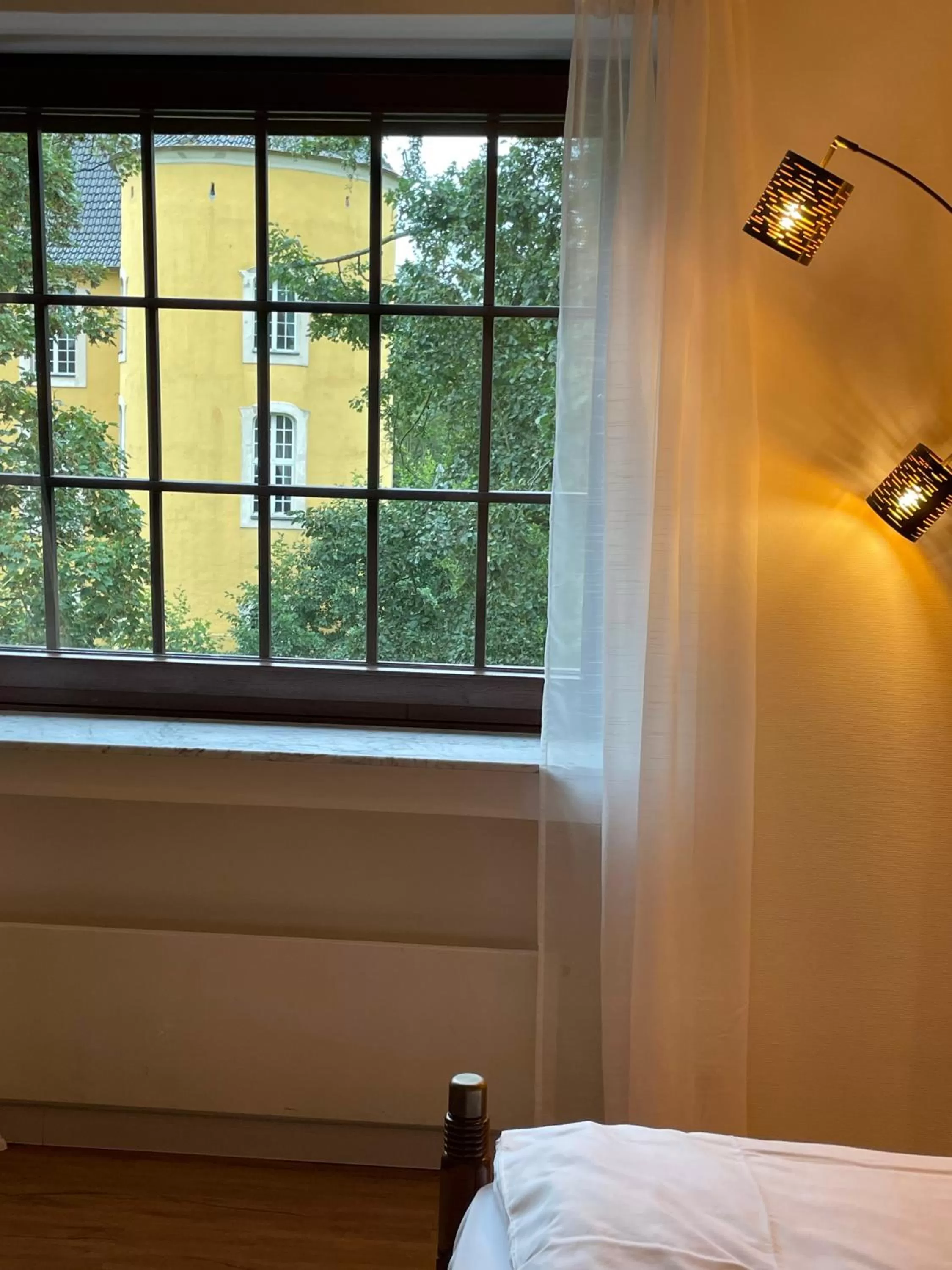 Property building, Bed in Hotel Schloss Diepenbrock