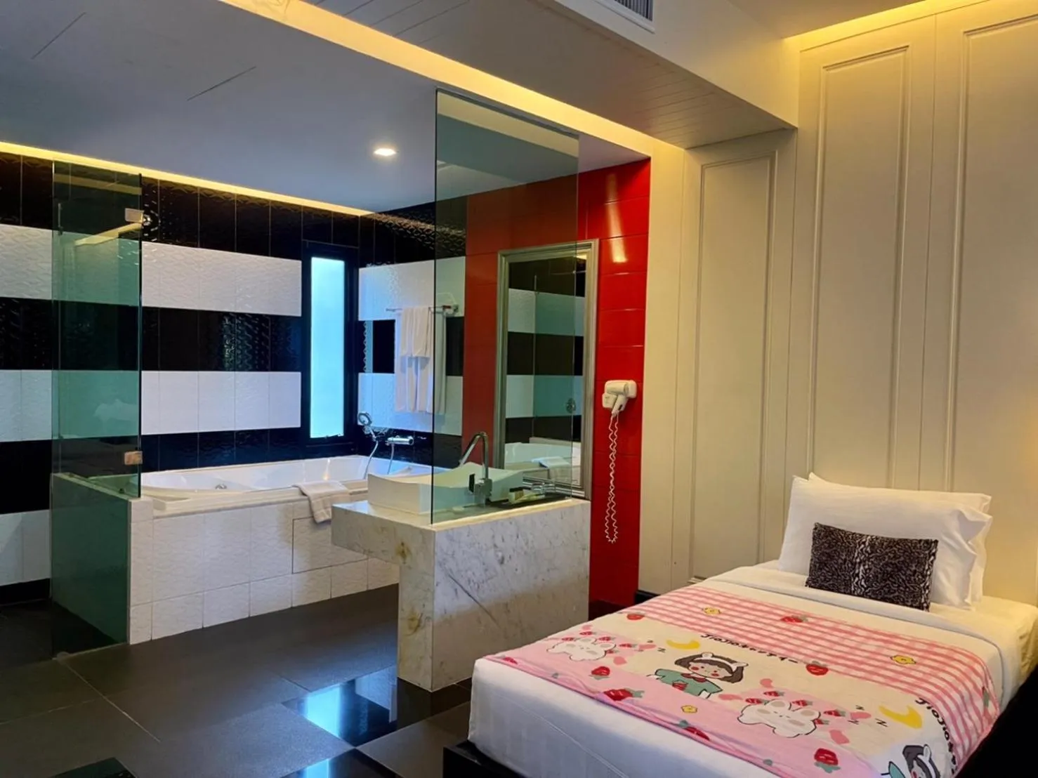 Bed in Long Beach Garden Hotel & Pavilions