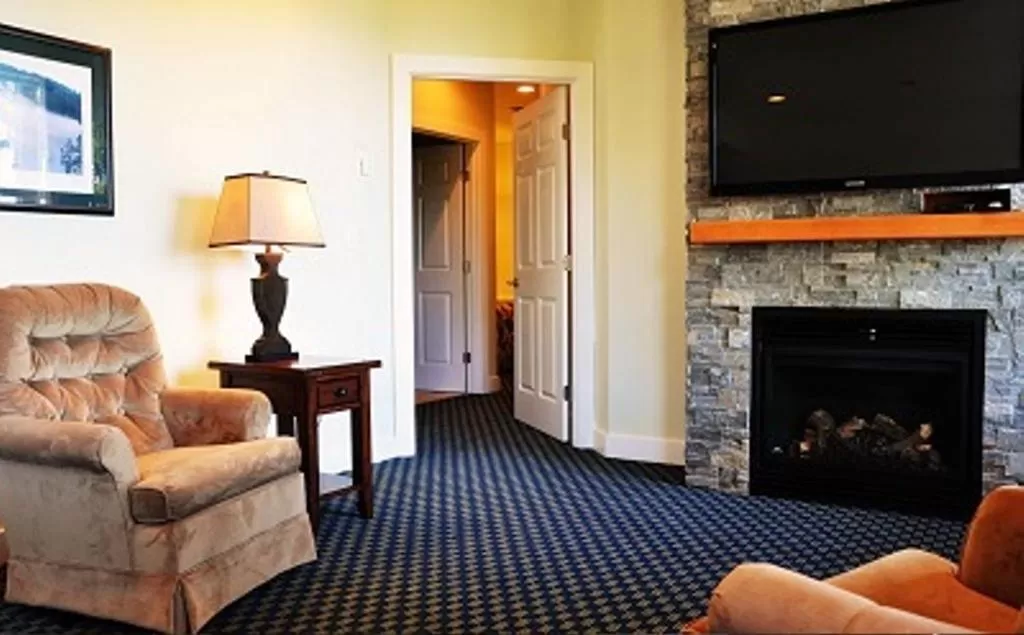 Living room in Anacortes Ship Harbor Inn