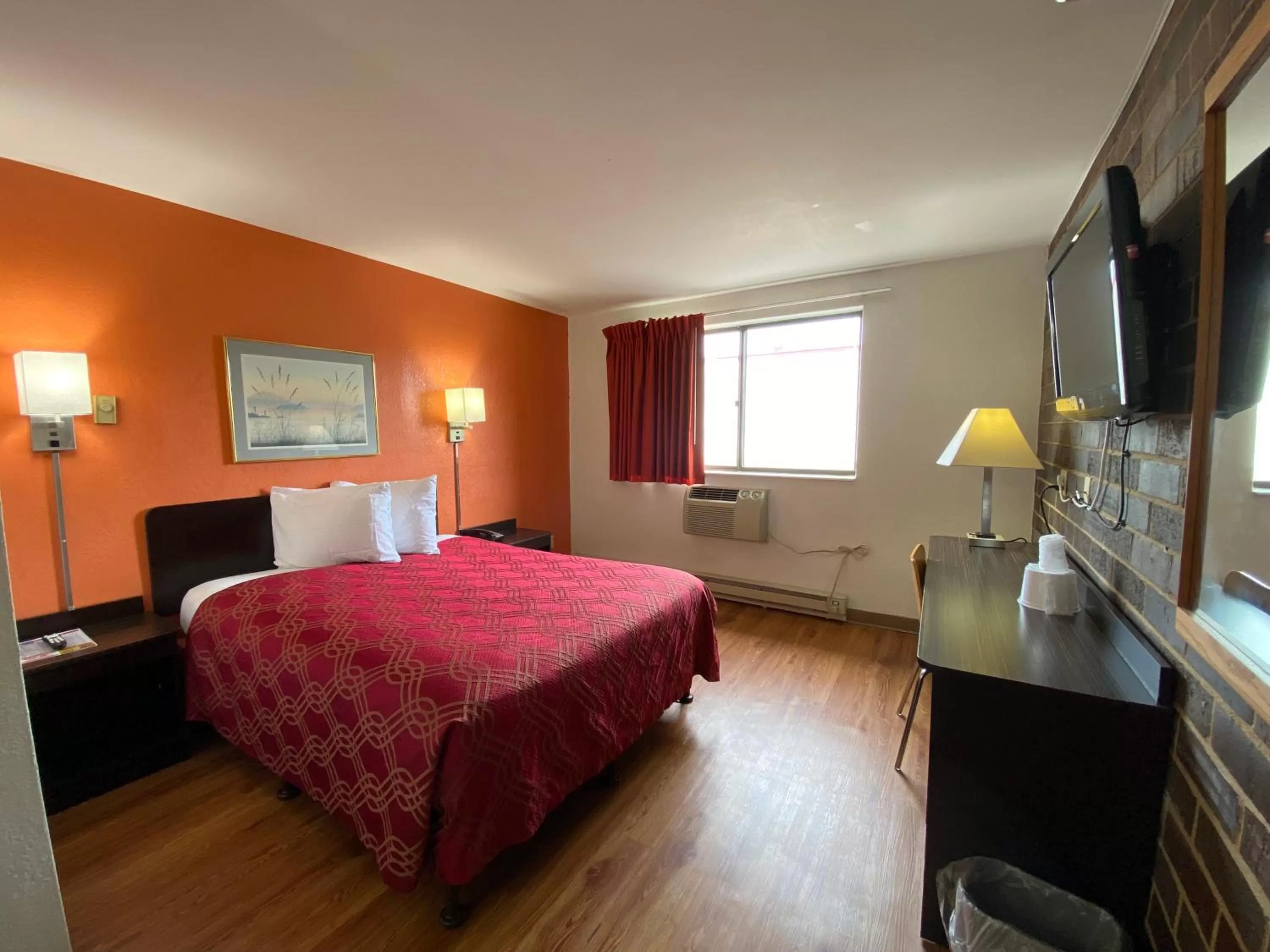 Photo of the whole room, Bed in Reliance Inn