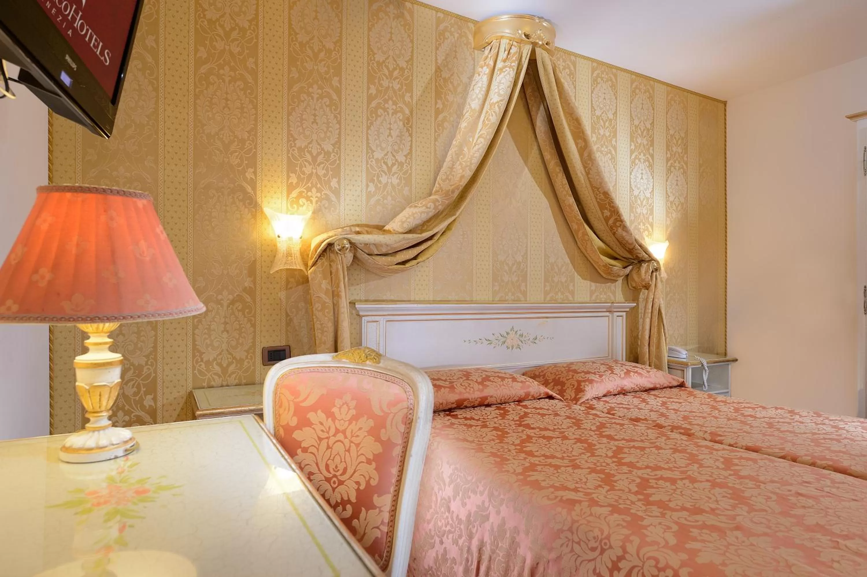 Photo of the whole room, Bed in Ambassador Tre Rose