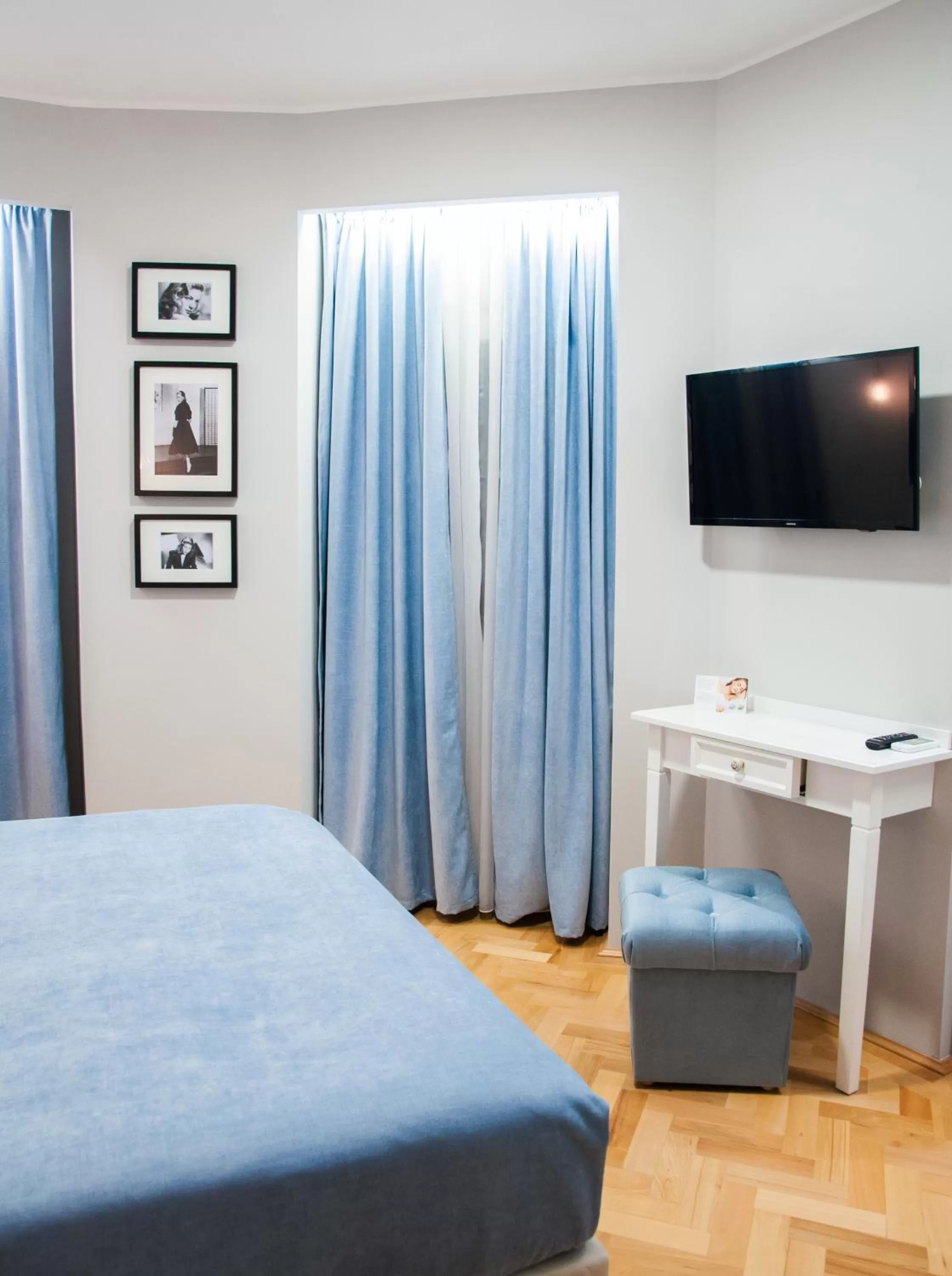 Photo of the whole room, Bed in Venis Boutique Hotel