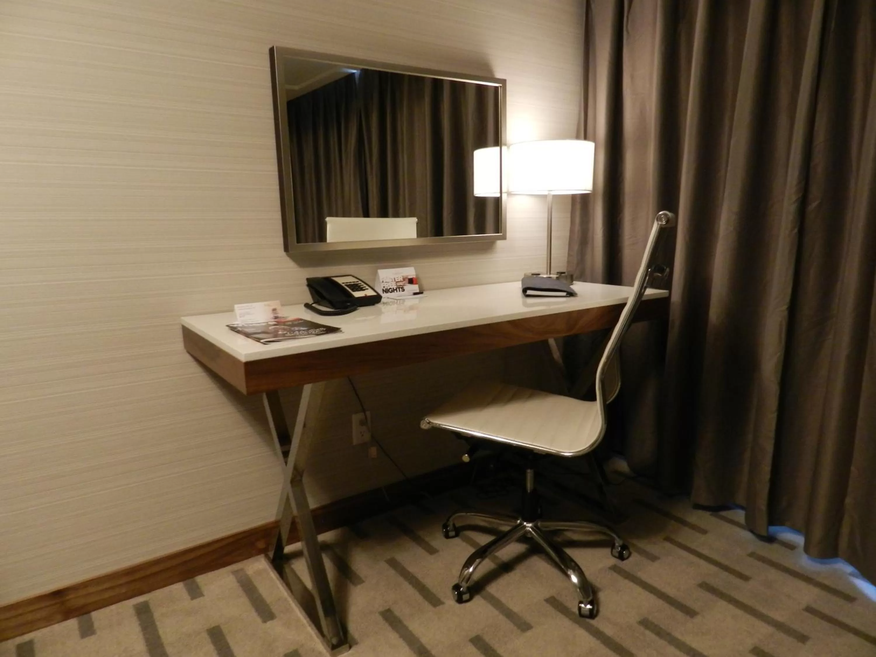 King Room with Roll-In Shower - Disability Access/Non Smoking in Radisson Hotel & Conference Centre Calgary Airport