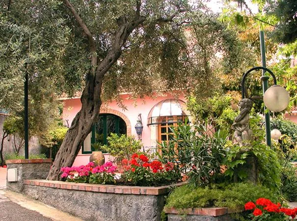 Garden in Hotel Villa Sirina