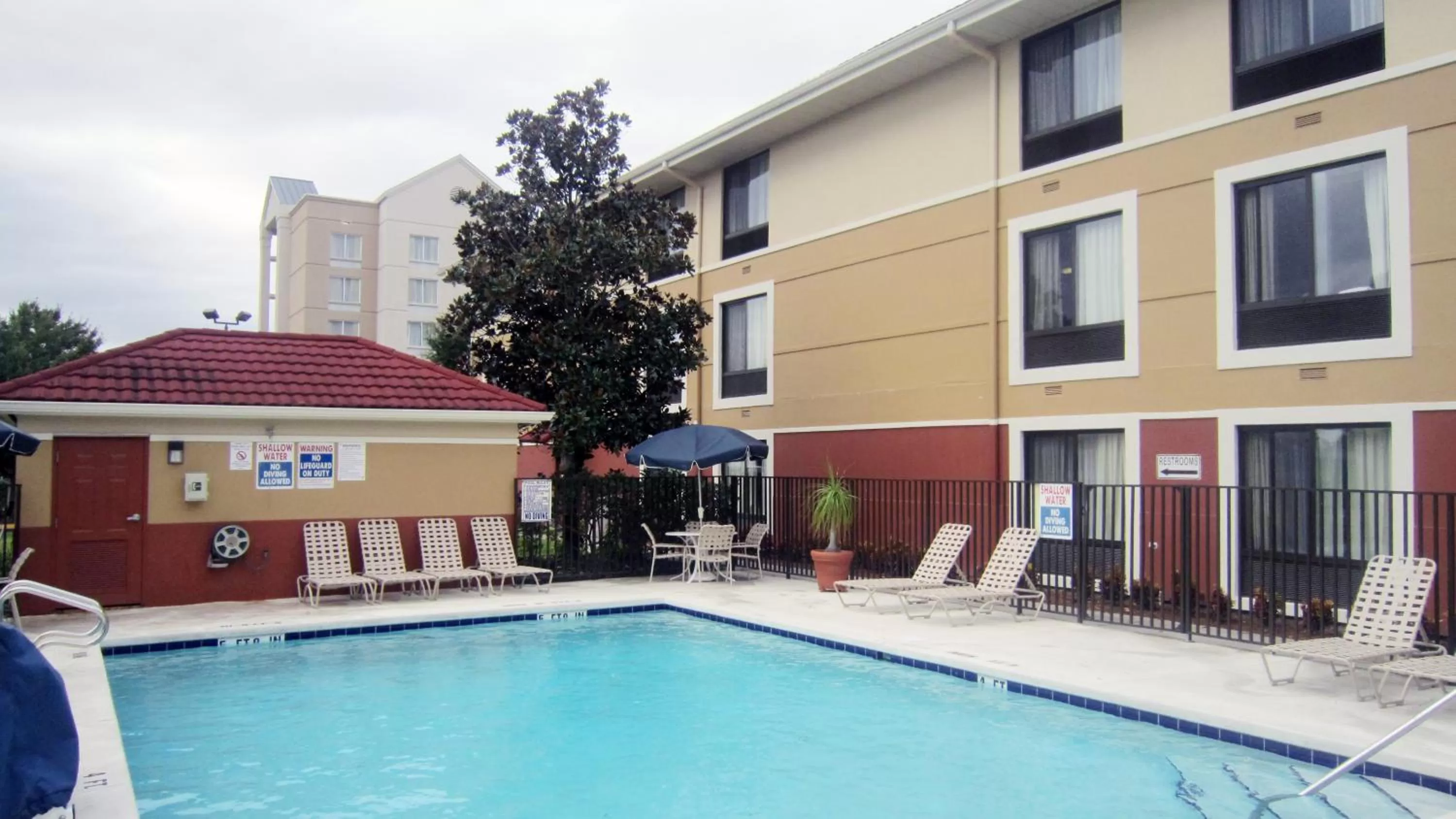 Swimming pool in Extended Stay America Suites - Orlando - Orlando Theme Parks - Vineland Rd