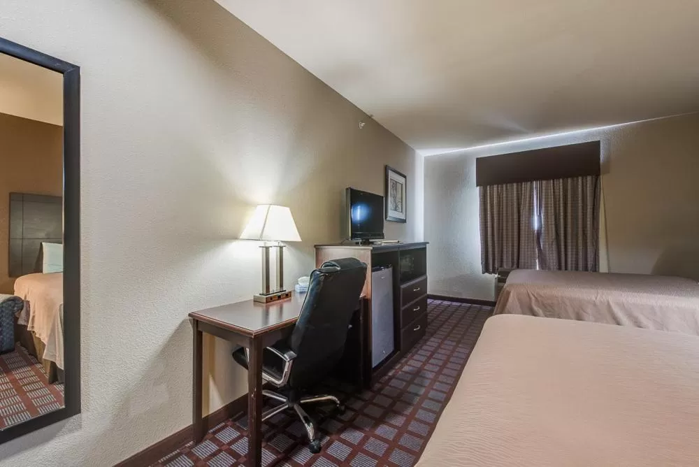 Bed in Executive Inn & Suites Cushing