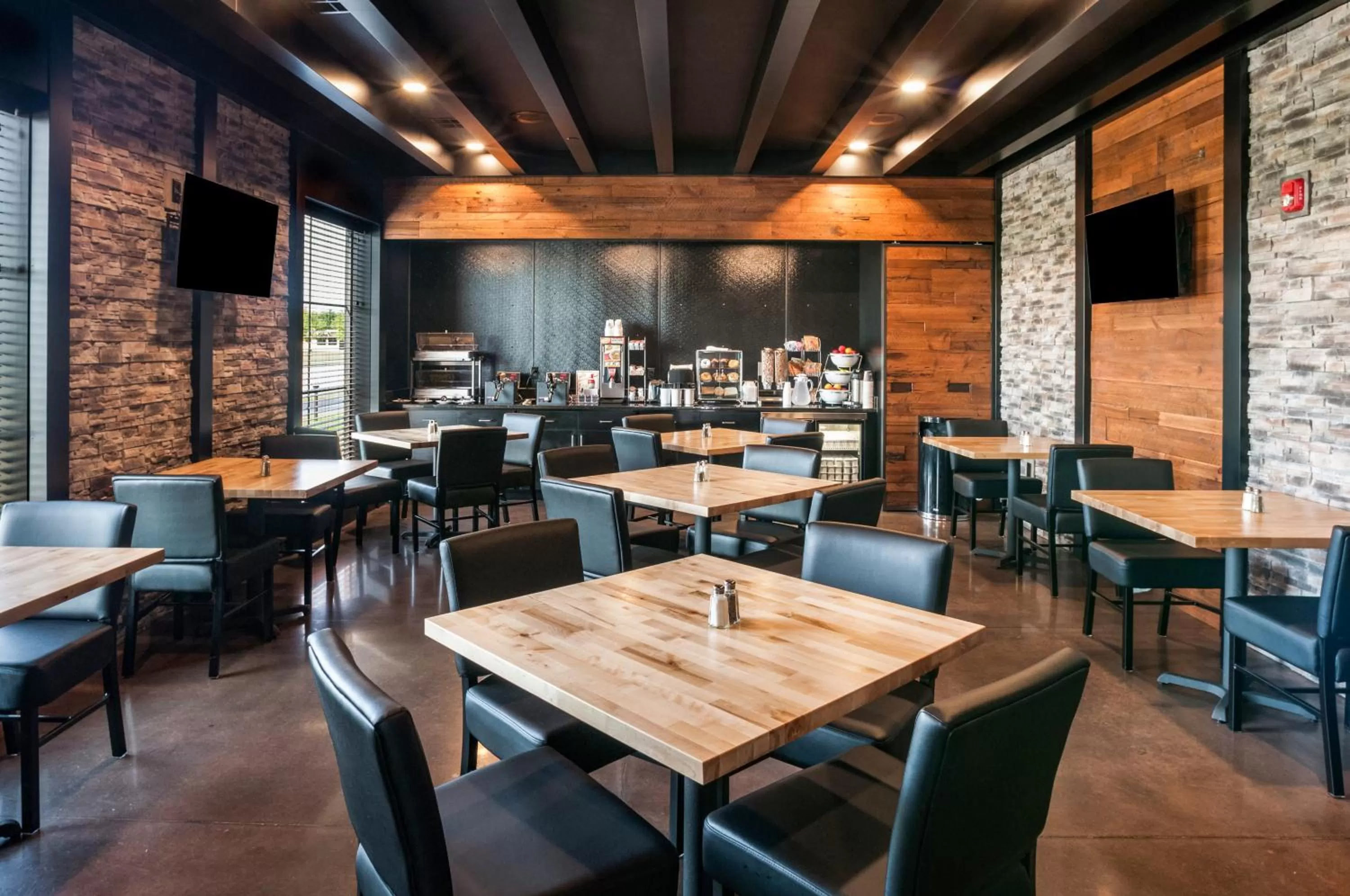 American breakfast in Cobblestone Hotel & Suites Appleton International Airport