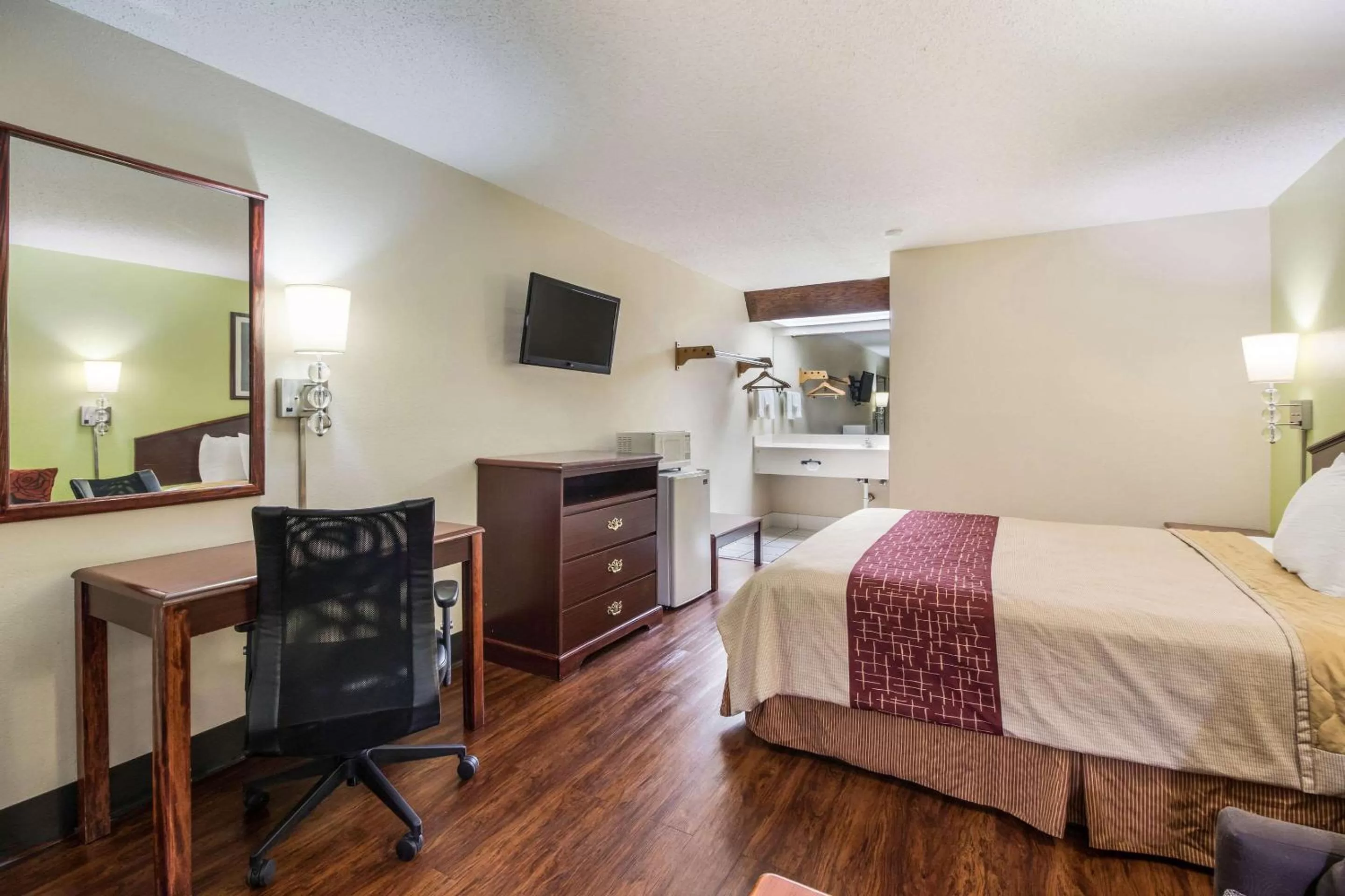 Photo of the whole room, Bed in Rodeway Inn Bolivar